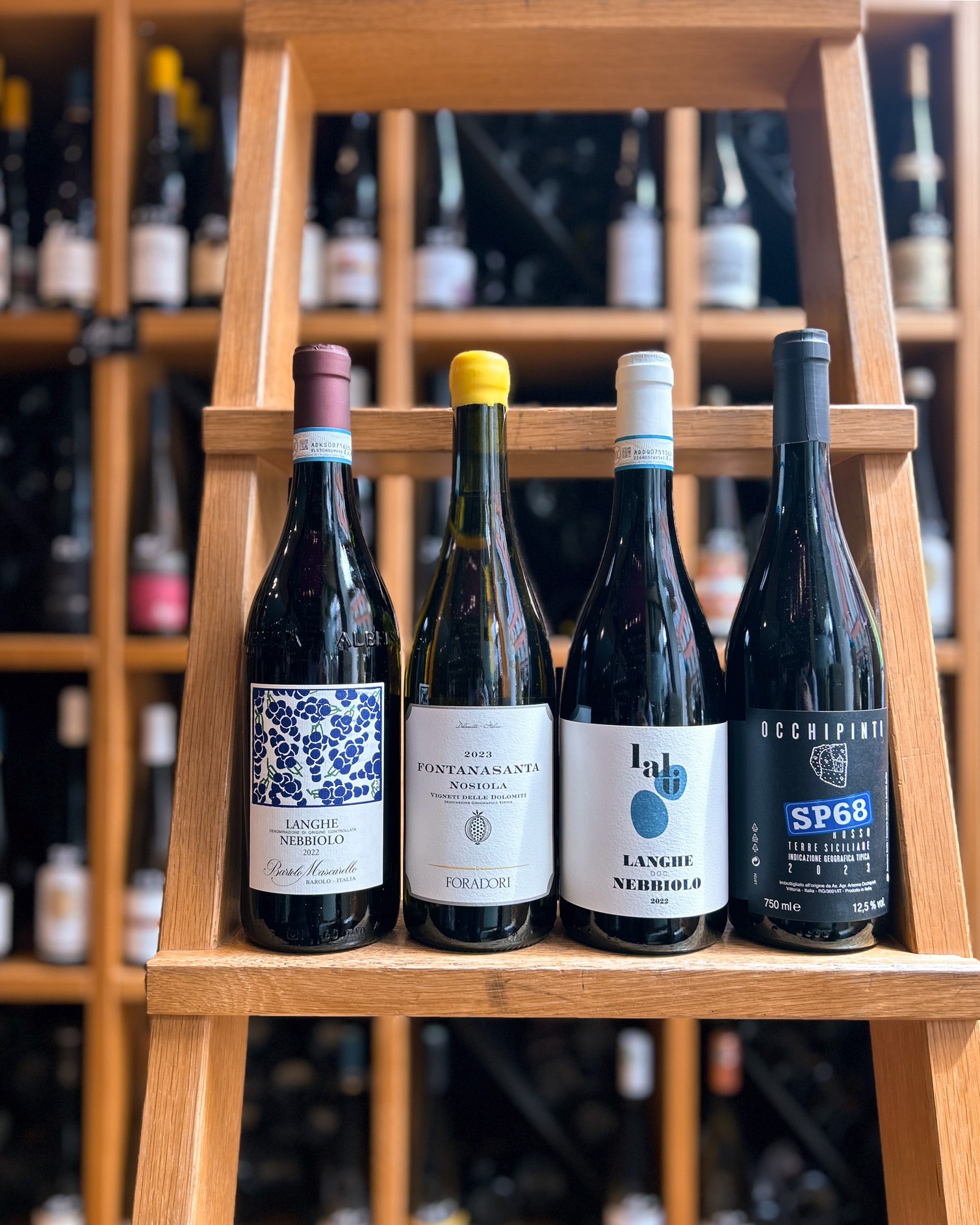 ?? La Dolce Vita en bouteille !
De nouvelles cuvées italiennes viennent d’arriver en cave : du caractère, du soleil et toute l’élégance des terroirs transalpins.
À découvrir sans tarder?✨
#vinostrada #vinostradastrasbourg #strasbourg #caviste #cavistestrasbourg #vinsditalie #italie #winetasting #italianwines #tasting #langhenebbiolo #foradori #vignobleitalien #occhipinti #barolomoscarello
L’abus d’alcool est dangereux pour la santé, à consommer avec modération.