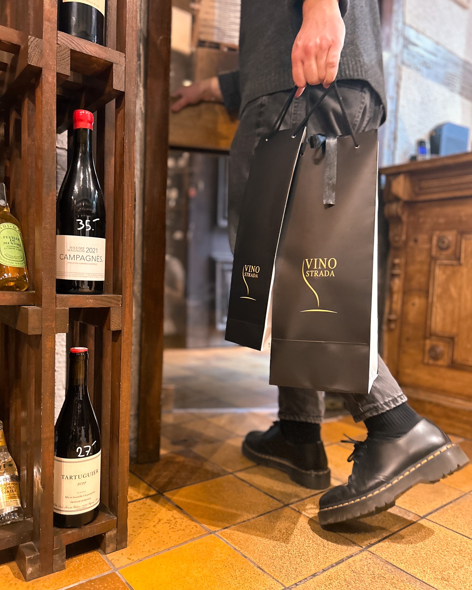 Pour des cadeaux aussi beaux que bons ??️
Nos nouveaux emballages ont été pensés pour sublimer vos achats, en alliant esthétisme et praticité !
? Et pour les habitué·es qui ne repartent jamais avec une seule bouteille : les sacs tissus 6 bouteilles arrivent très bientôt… restez à l’affût !
#vinostrada #vinostradacaviste #vinostradastrasbourg #cavistestrasbourg #caveavinstrasbourg #cavistelife #emballagescaviste
L’abus d’alcool est dangereux pour la santé, à consommer avec modération.