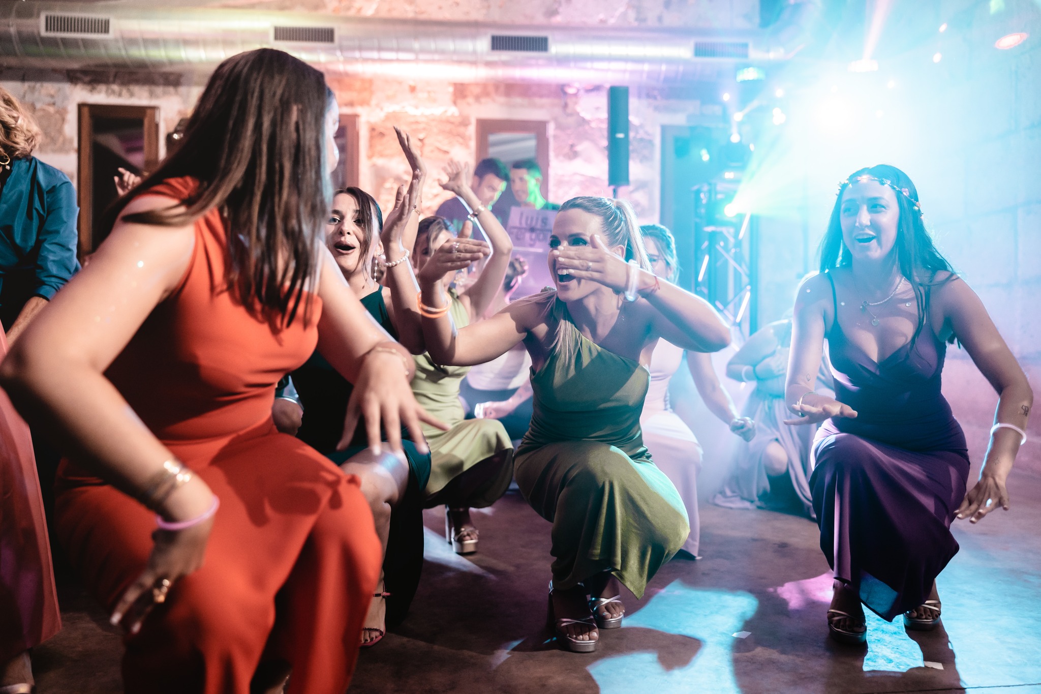 ¡Fiestón en la boda de Neus & Pedro!
Foto: @priscalagunaphotographer
Vídeo: @quatrelemens
Catering, organización y deco: @exclusivecatering
Finca: @sonsampol
Maquillaje y pelu: @xiscabauza
DJ: @luisfergondj
Traje: @tiendas_uomo
Vestido: @verawangbride
? www.priscalagunaphotographer.com
#WeddingPhotographerMallorca #WeddingDay #MallorcaPhotographer #PriscaLagunaPhotographer #MajorcaPhotographer #FotografoBodaMallorca #SonSampol #MallorcaWeddingDestination