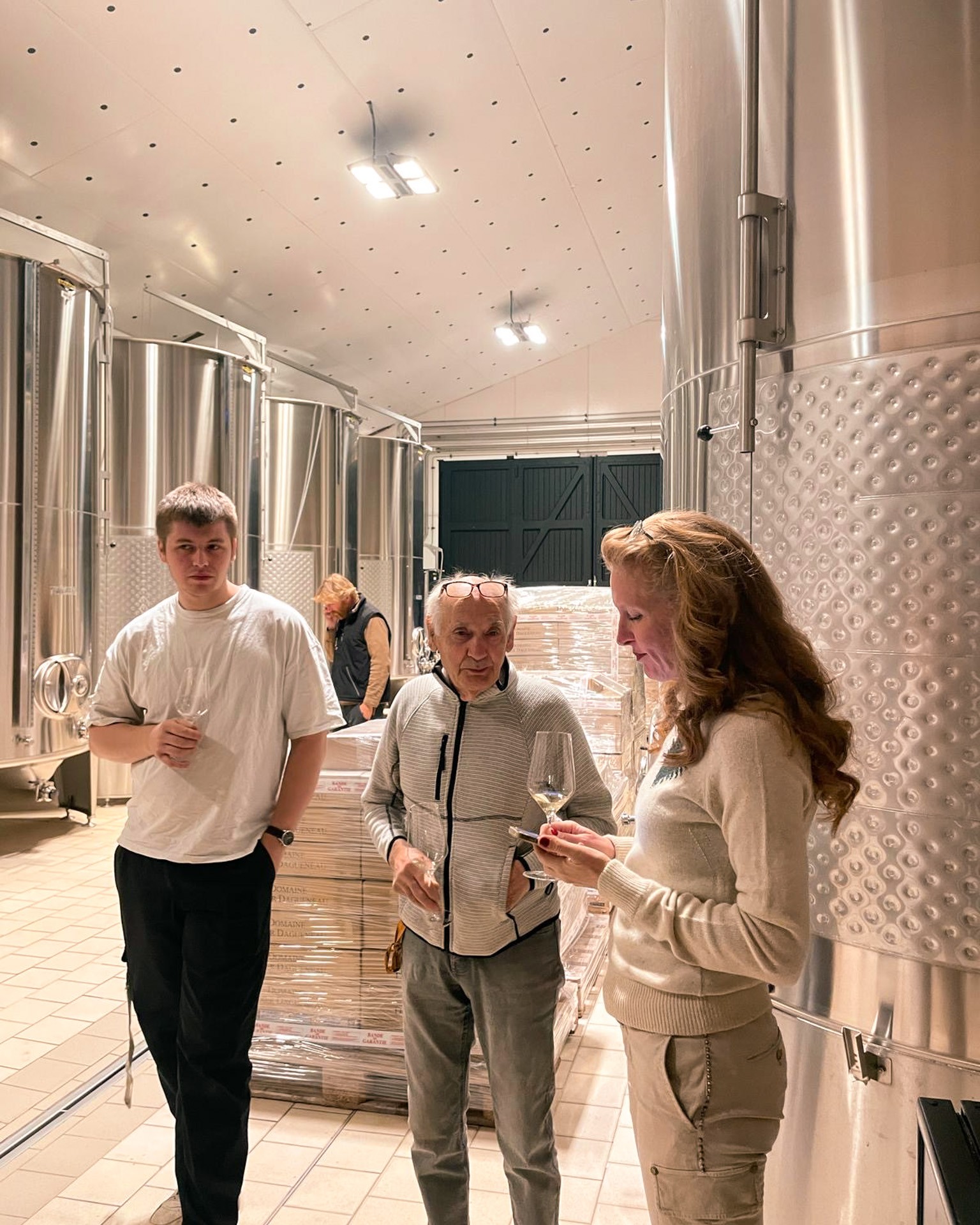 Exploration ligérienne ?✨
Une journée riche en découvertes au cœur des vignes, entre passion, savoir-faire et grands vins. Merci au domaine Didier Dagueneau et à Gérard Boulay pour leur accueil et leurs cuvées d’exception.
À bientôt pour d’autres belles aventures viticoles ???
#vinostrada #vinostradacaves #vinostradastrasbourg #cavistestrasbourg #caveavinstrasbourg #wine #vignoble #loire #vignobleligérien #WineLovers #domainedagueneau #GérardBoulay #terroir
L’abus d’alcool est dangereux pour la santé, à consommer avec modération.