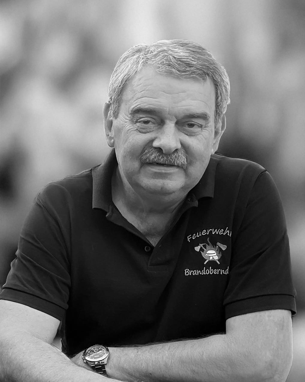 +++ A B S C H I E D +++
Heute haben wir Abschied genommen. Abschied von einem Kameraden, aber vor allem Abschied von einem Freund.
Volkmar war über 40 Jahre lang Teil der Feuerwehr Brandoberndorf. In der Einsatzabteilung, im Vorstand, als Jugendwart und bis zuletzt als verlässlicher Ansprechpartner.
Eine Feuerwehr ohne Volkmar ist für uns nur schwer vorstellbar.
Unsere Gedanken sind bei Volkmars Familie. Ihr wünschen wir viel Kraft in dieser schweren Zeit.
#gemeinsamstark