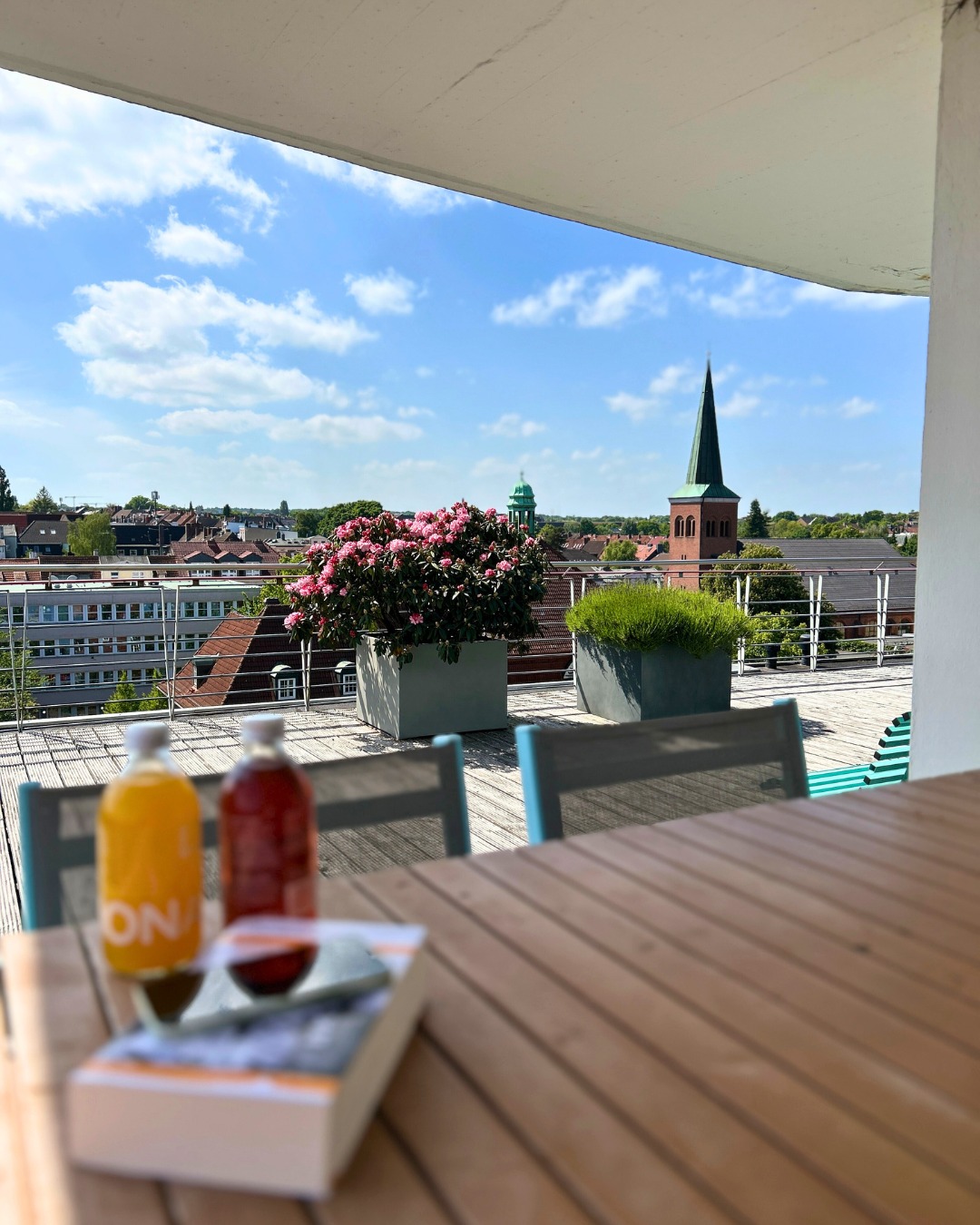Manchmal braucht’s nicht mehr als: hochkommen, hinsetzen, durchatmen.
Unsere Dachterrasse gibt dir genau das – kein Schnickschnack, aber alles, was du brauchst: Sonne, Weitblick, Pause.
Dein Platz. Dein Moment.
ROOFTOP
DACHTERASSE
#HubApartments