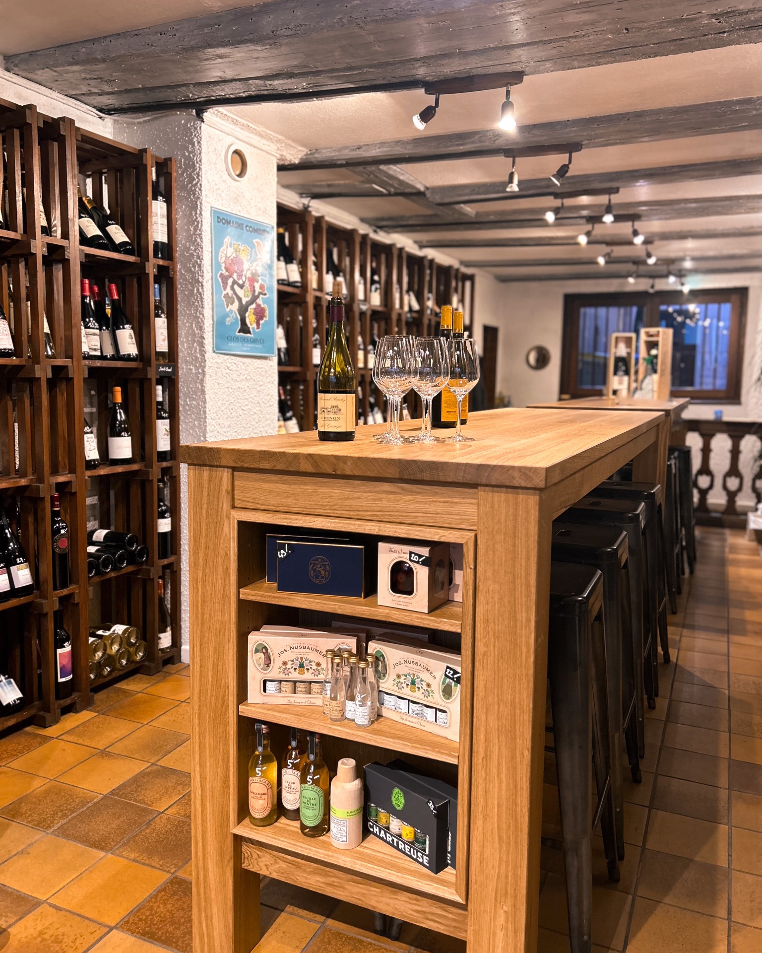 Nouvelle aventure à la cave de la Krutenau ???
À partir du 27 juin, on lance notre comptoir à manger !
Un lieu convivial où le vin se découvre en bonne compagnie… et toujours avec quelque chose à grignoter !
Le concept ? Chaque verre servi à table s’accompagne d’une planche, d’une terrine ou de bocaux de saison, soigneusement sélectionnés auprès de producteurs alsaciens. Charcuteries, fromages, tartinables : des produits authentiques et locaux, à partager selon l’envie.
Vous avez repéré une bouteille en rayon ? Vous pourrez la déguster sur place, moyennant un droit de bouchon de 10€.
On vous donne rendez-vous le 27 juin pour cette nouvelle aventure ?
Et en attendant, passez voir Anatol du mardi au vendredi de 13h à 20h et le samedi du 10h à 20h.
? Vino Strada Krutenau, 20 rue des Bouchers
#vinostrada #cavistevinostrada #caveavin #vinostradastrasbourg #krutenau #cavistestrasbourg #wine #winelover #cavisteindependant #CaveAVins #comptoiramanger #caveamanger #strasbourg #vinadeguster
L’abus d’alcool est dangereux pour la santé, à consommer avec modération.