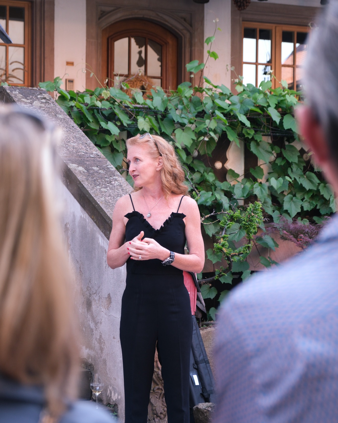 La semaine dernière, Vino Strada s’est glissé au cœur des vignes de Mittelbergheim pour une belle soirée d’été aux côtés du Club des partenaires Or Norme.
Dans le cadre chaleureux du domaine d’Albert Seltz, Isabelle a animé une masterclass autour des vins d’Alsace, pour une parenthèse conviviale et sensorielle au cœur du terroir. Entre découvertes, échanges et dégustations, ce moment hors du temps a marqué les esprits.
Un grand merci à Albert Seltz pour son accueil généreux, à l’équipe Or Norme pour sa confiance, et à tous les participants pour leur curiosité et leur belle énergie.
À très vite pour de nouvelles aventures autour du vin ??
#vinostrada #vinostradastrasbourg #caviste #cavistestrasbourg #caveavins #masterclassvins #alsacewine #clubOrNorme #mittelbergheim #ornormestrasbourg #domainealbertseltz #albertseltz #vigneronalsacien #vinsdalsace #dégustation #winetasting #partage #terroir #vinsvivants @albertseltz @ornorme.strasbourg
L’abus d’alcool est dangereux pour la santé, à consommer avec modération.