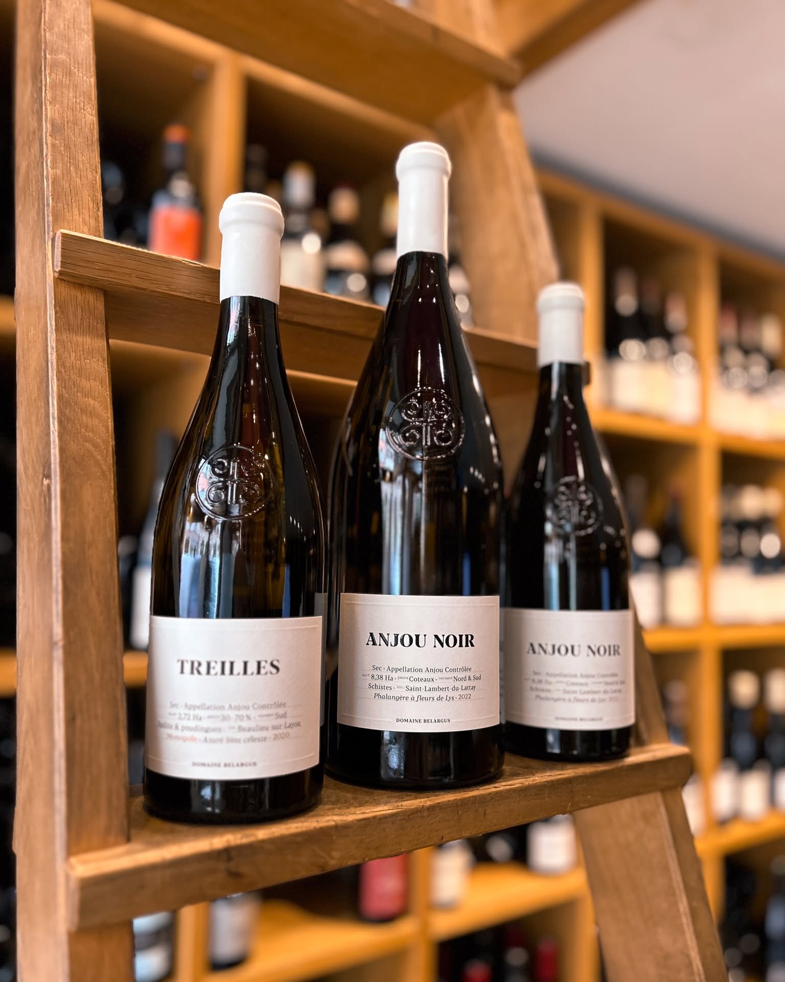 Nous sommes ravis de vous annoncer l’arrivée de deux cuvées du Domaine Belargus en cave ✨
Niché au cœur de la vallée de la Loire, le Domaine Belargus s’étend sur un vignoble de 24 hectares, conduit exclusivement en biodynamie. Il est mené par un vigneron passionné, Ivan Massonnat, qui a repris en 2018 le domaine Pithon-Paillé, créé par Jo Pithon.
Belargus est une référence en Anjou, magnifiant avec brio toutes les subtilités du chenin blanc ! Découvrez sans plus tarder les cuvées Treilles et Anjou Noir chez Vino Strada ?
#vinostrada #vinostradastrasbourg #cavistestrasbourg #caveavinstrasbourg #domainebelargus #anjou #Belargus #ivanmassonnat #vinsdeloire #winelover #anjounoir #treilles #terroir
L’abus d’alcool est dangereux pour la santé, à consommer avec modération.