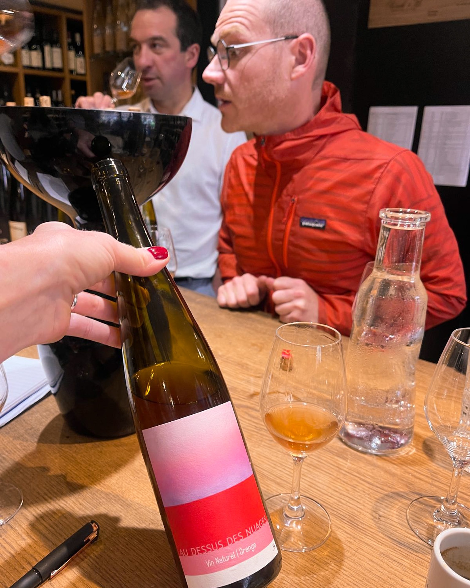 Sélection en cours ?
La semaine dernière nous avons dégusté les vins des domaines @vinspaulgaschy et @famillehebinger ?
Objectif : choisir les cuvées qui seront mises à l’honneur lors de notre Salon Vignerons du 14 novembre prochain.
De belles découvertes en perspective, entre finesse, terroir et passion ✨
On a hâte de vous faire découvrir ces pépites et bien d'autres !
? Rendez-vous le 14/11 pour les rencontrer et déguster leurs vins ensemble !
?? Infos & Réservation : https://www.vinostrada.com/events
#vinostrada #vinostradastrasbourg #cavistestrasbourg #strasbourg #domainehebinger #domainegaschy #vinsdalsace #vingeronsalsaciens #cepages #winelover #winetasting #degustationvins #alsatianwines #pinotnoir
L’abus d’alcool est dangereux pour la santé, à consommer avec modération.