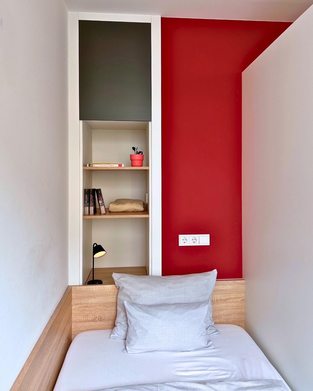 Bei uns kommt der Wandschrank und somit die Ordnung inklusive.
So ist kein Kram im Weg, nur du, dein Bett und ein gutes Gefühl.