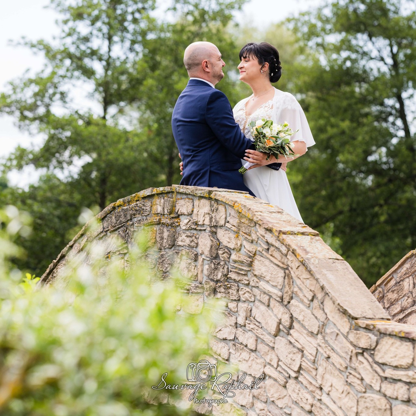 ✨ Marie & Franck ✨
-
Un mariage marqué par une météo… capricieuse ☔⛈️
Le ciel s’est assombri, l’orage a grondé ⚡
Mais rien n’a pu gâcher cette journée unique ?
-
Au contraire, cette lumière particulière a apporté une atmosphère forte, pleine de contraste et d’émotion ✨
-
Parce qu’au final, la beauté d’un mariage ne dépend pas du soleil…☀️
Mais de l’amour et des sourires partagés ❤️
-
Les photos sont d'ores et déjà disponibles sur mon site www.raphel-sauvage.com ?
-
-
-
#mariagealsace #photographemariage #weddingday #basrhin #souvenirsinoubliables #lovestory #weddingphotography #alsacewedding #strasbourgmariage #justmarried #mariageauthentique #storytelling #photodemariage #couplegoals #emotionsvraies
@golfclub.soufflenheim