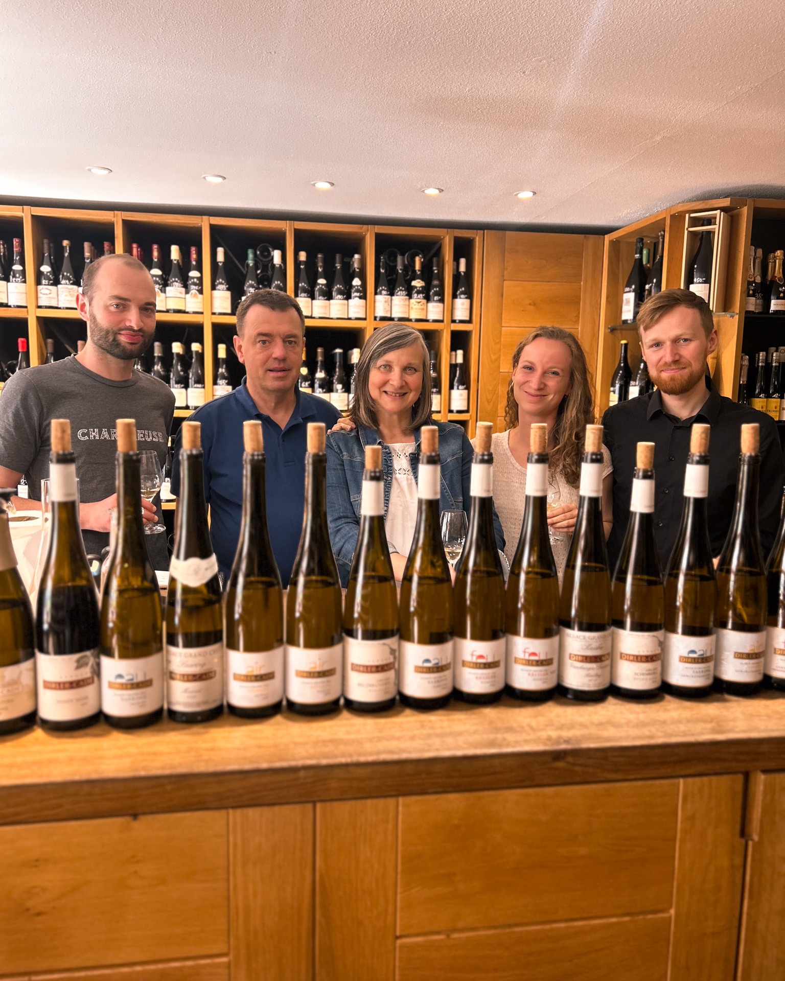 Une dégustation pleine de caractère ?
Ce matin c’était au tour du Domaine @dirlercade de nous faire voyager à travers ses cuvées !
Des vins vibrants, précis, enracinés dans leur terroir… Une dégustation passionnante qui nous a donné matière à réflexion pour notre sélection du Salon Vignerons du 14 novembre.
On vous prépare une édition très prometteuse…
? Rendez-vous le 14/11 pour vivre ces émotions à votre tour !
?? Infos & Réservation : vinostrada.com/events
#vinostrada #vinostradastrasbourg #cavistestrasbourg #strasbourg #domainedirlercade #dirlercade #vinsdalsace #vingeronsalsaciens #cepages #winelover #winetasting #degustationvins #alsatianwines #pinotnoir #passionvin
L’abus d’alcool est dangereux pour la santé, à consommer avec modération.