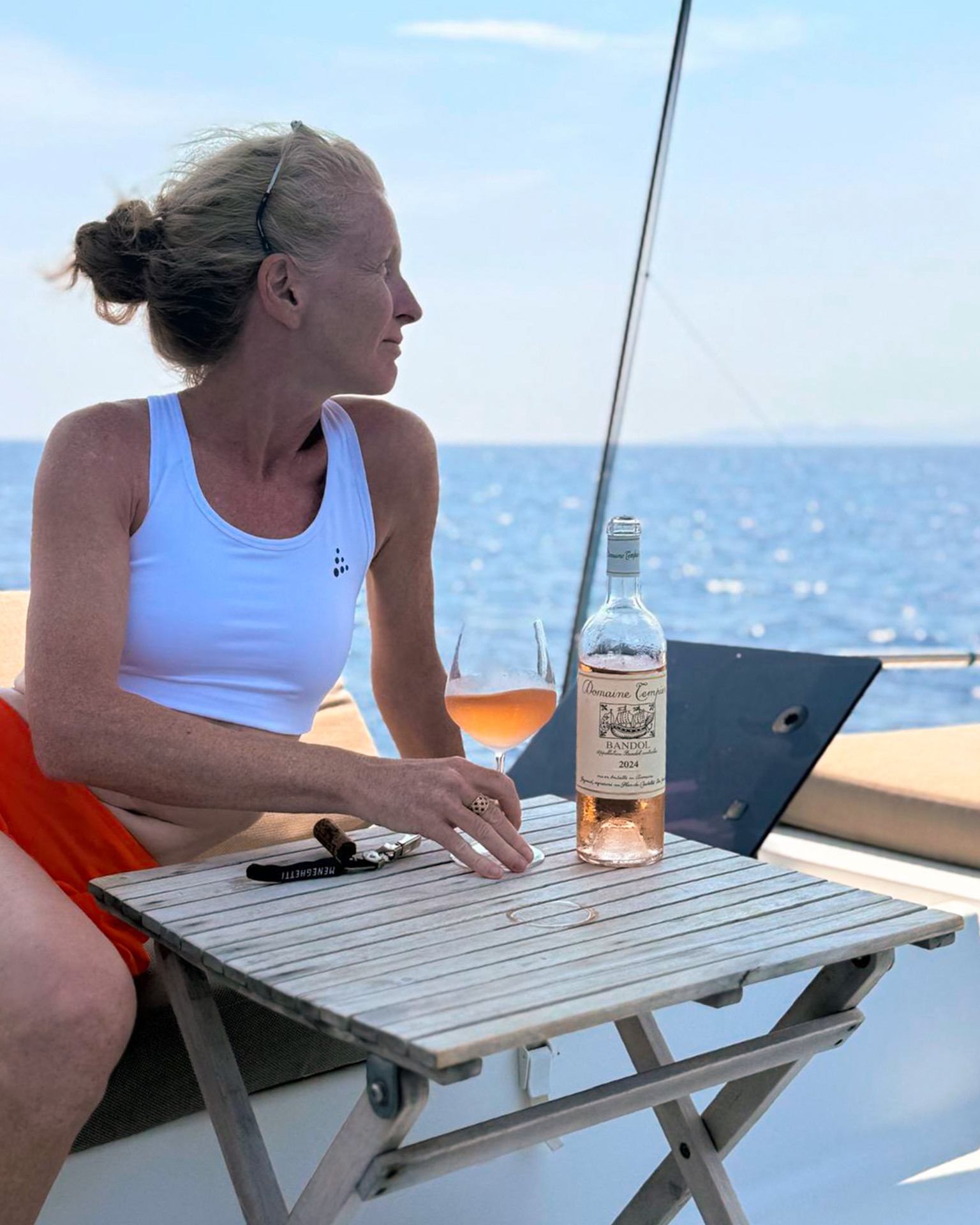 ? Quand les vins de la cave prennent le large… ?
Pendant qu’on s’occupe de vous à la cave, notre capitaine en chef, Isabelle, a embarqué… avec quelques-uns de nos vignerons préférés.
Oui, oui : leurs bouteilles voyagent en croisière !
Au programme :
☀️ Du soleil
? Des embruns
? Et des flacons qui profitent du grand air marin
Promis, on veille à ce qu’elle revienne avec de nouvelles pépites dénichées en remplacement ??
#vinostrada #vinostradacaviste #caviste #cavistestrasbourg #lesvinsencroisiere #winelover #cepages #vin #caveavin #strasbourg
L’abus d’alcool est dangereux pour la santé, à consommer avec modération.