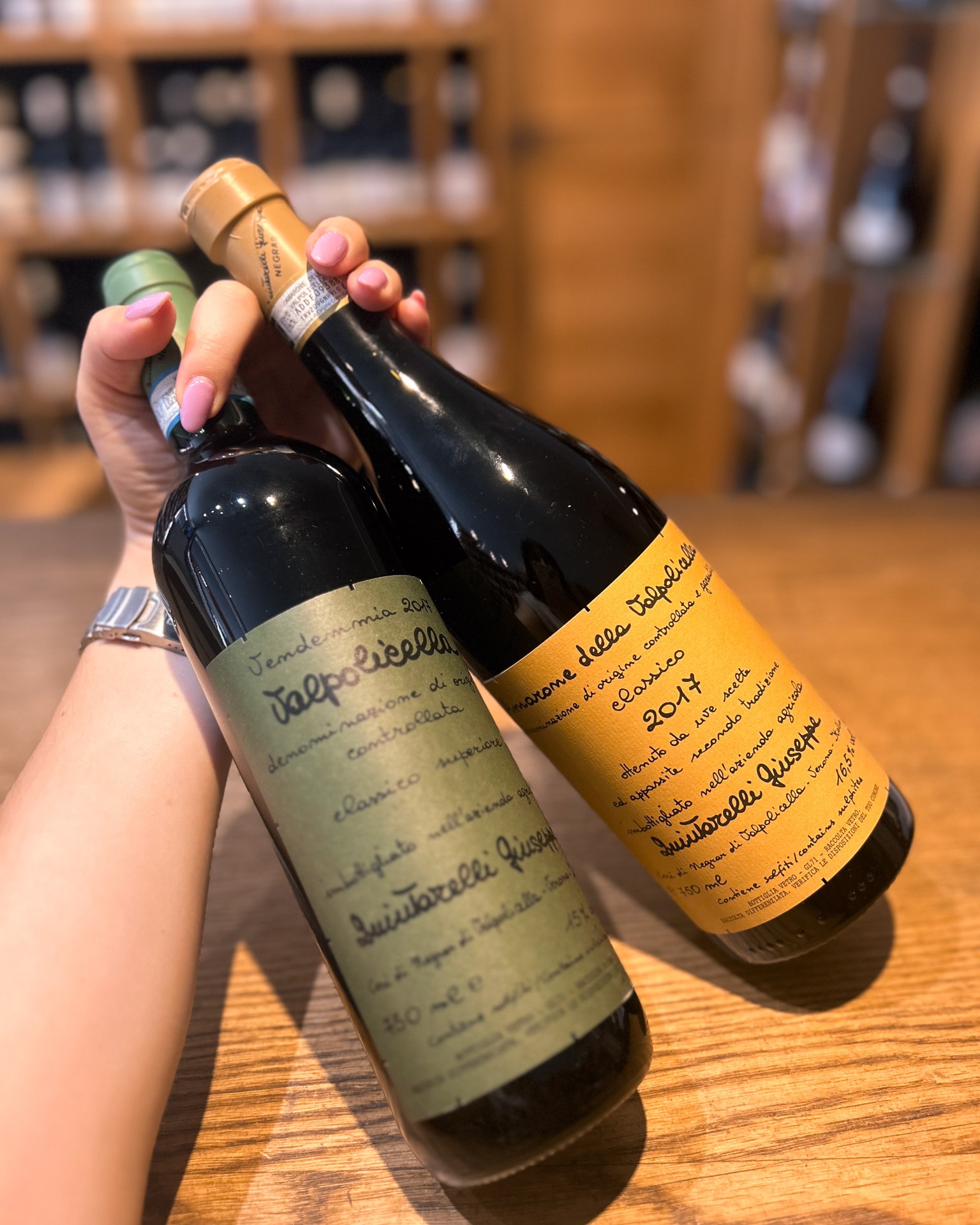 Quintarelli Giuseppe – l’âme de la Vénétie ???
Référence absolue pour les amateurs de grands vins italiens, Quintarelli Giuseppe incarne depuis des décennies l’élégance et la profondeur des terroirs de Valpolicella.
Dans notre cave en ce moment :
? Valpolicella Classico Superiore 2017 – équilibre parfait entre fruit, fraîcheur et finesse.
? Amarone della Valpolicella Classico 2017 – puissance, complexité et une longueur inoubliable.
De véritables icônes, élaborées avec patience, savoir-faire et un respect total de la tradition. Des bouteilles rares, à savourer avec émotion.
? Disponible chez Vino Strada – en quantité très limitée.
#vinostrada #vinostradastrasbourg #caveavin #cavistestrasbourg #quintarelligiuseppe #valpolicella #vinitalien #vinsditalie #winelover #wine #passionvin #vinsmythiques #vénétie #italie
L’abus d’alcool est dangereux pour la santé, à consommer avec modération.