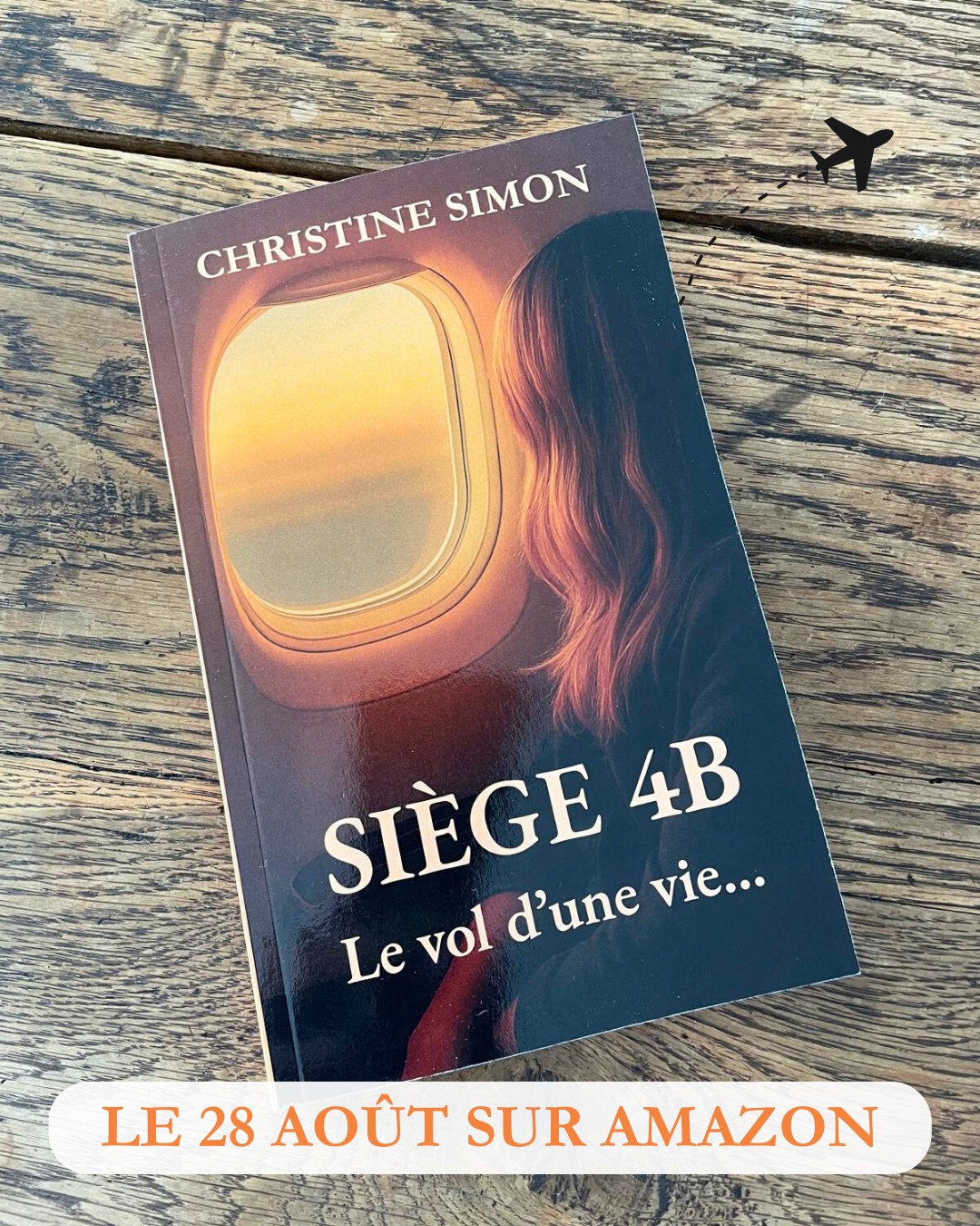 ??è?? ?? - ?? ??? ?’??? ???...
Et si un simple vol d’avion faisait basculer toute une vie ?
Ellena Le Gall, working girl des années 80, vit à cent à l’heure. D’un dossier à l’autre, d’un continent à l’autre…
Toujours disponible pour les autres. Jamais vraiment pour elle. Elle bosse dur, très dur. Elle aligne les heures, coche toutes les cases, obéit.
Et son cœur ? Mis en soute depuis longtemps. Trop longtemps. Jusqu’au jour où elle embarque sur le vol 6744 de 20h44.
Un mystérieux passager s’installe au siège 4B. Et là, turbulence. Les certitudes vacillent, les souvenirs remontent, le passé s’invite sans prévenir.
Ce qui ne devait être qu’un vol de plus prend soudain des allures de grand voyage intérieur…
#amazonlivres #siège4Blevoldunevie #siège4B #romanactuel #livredumoment #romandumoment #mystery #romansintrospectifs #vol #romanannees80 #roman #rencontreinattendue #romansurunvol #romanavion #christinesimon
