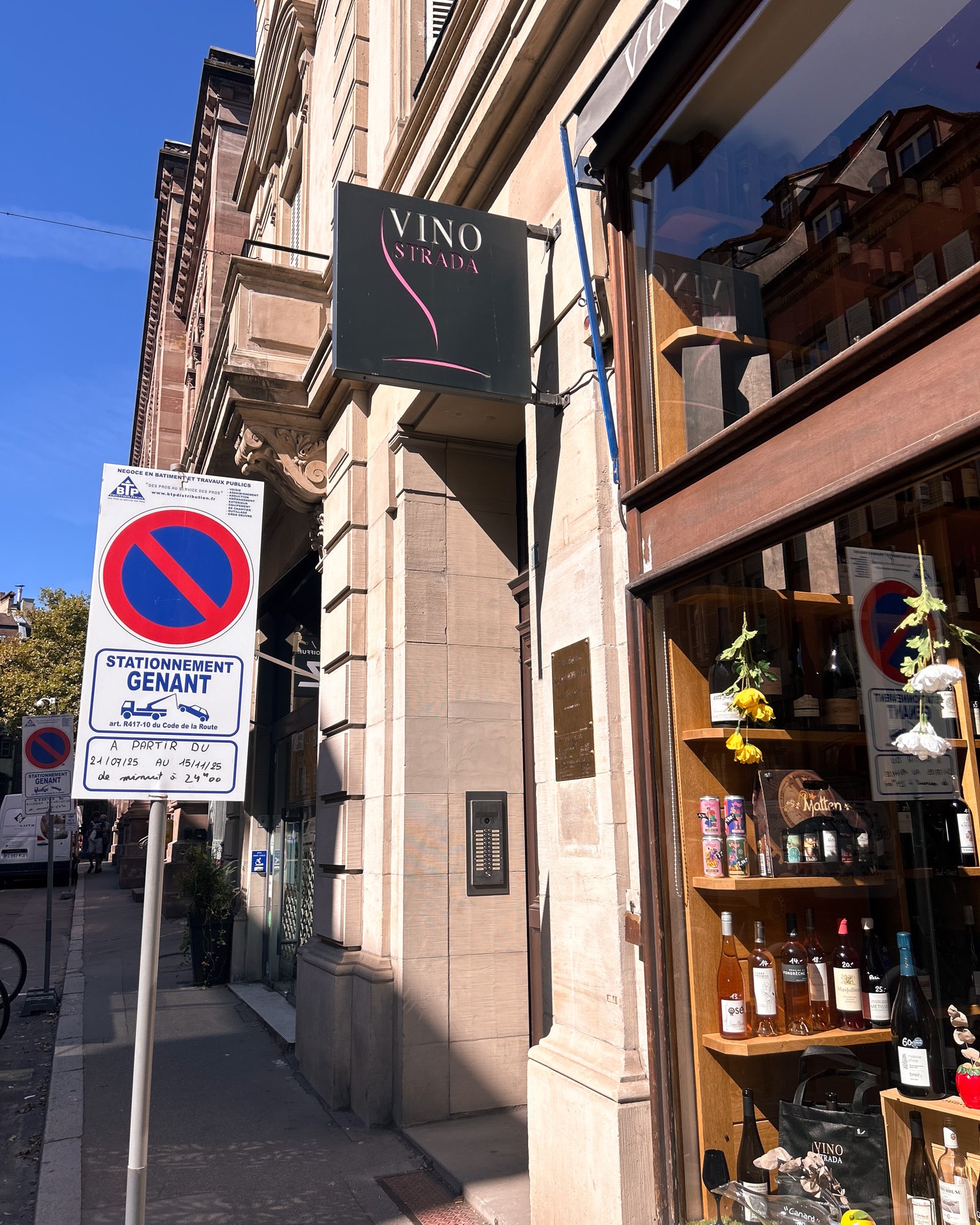 ? Travaux en cours – Infos pratiques pour votre venue
Vous l'aurez sûrement constaté, la place du Temple Neuf fait l'objet d'un réaménagement en ce moment, ce qui modifie la circulation pour accéder à la rue du Temple Neuf.
Rassurez-vous : l’accès à la boutique reste simple et nous avons tout prévu pour faciliter vos visites et retraits de commandes !
⚠️ L'accès au magasin se fait par la rue du Dôme ou la rue Brûlée.
? Stationnement minute : une place de livraison est désormais disponible juste devant la boutique.
? Nouveaux arceaux à vélos pour stationner facilement.
↔️ Sens de circulation modifié : jusqu’au 15 novembre, la rue du Temple-Neuf est en double sens.
À très vite en cave !
#vinostrada #vinostradacaves #caviste #cavistestrasbourg #vinostradastrasbourg #infoscirculation #infostravaux #réaménagementplacedutempleneuf #travauxstrasbourg