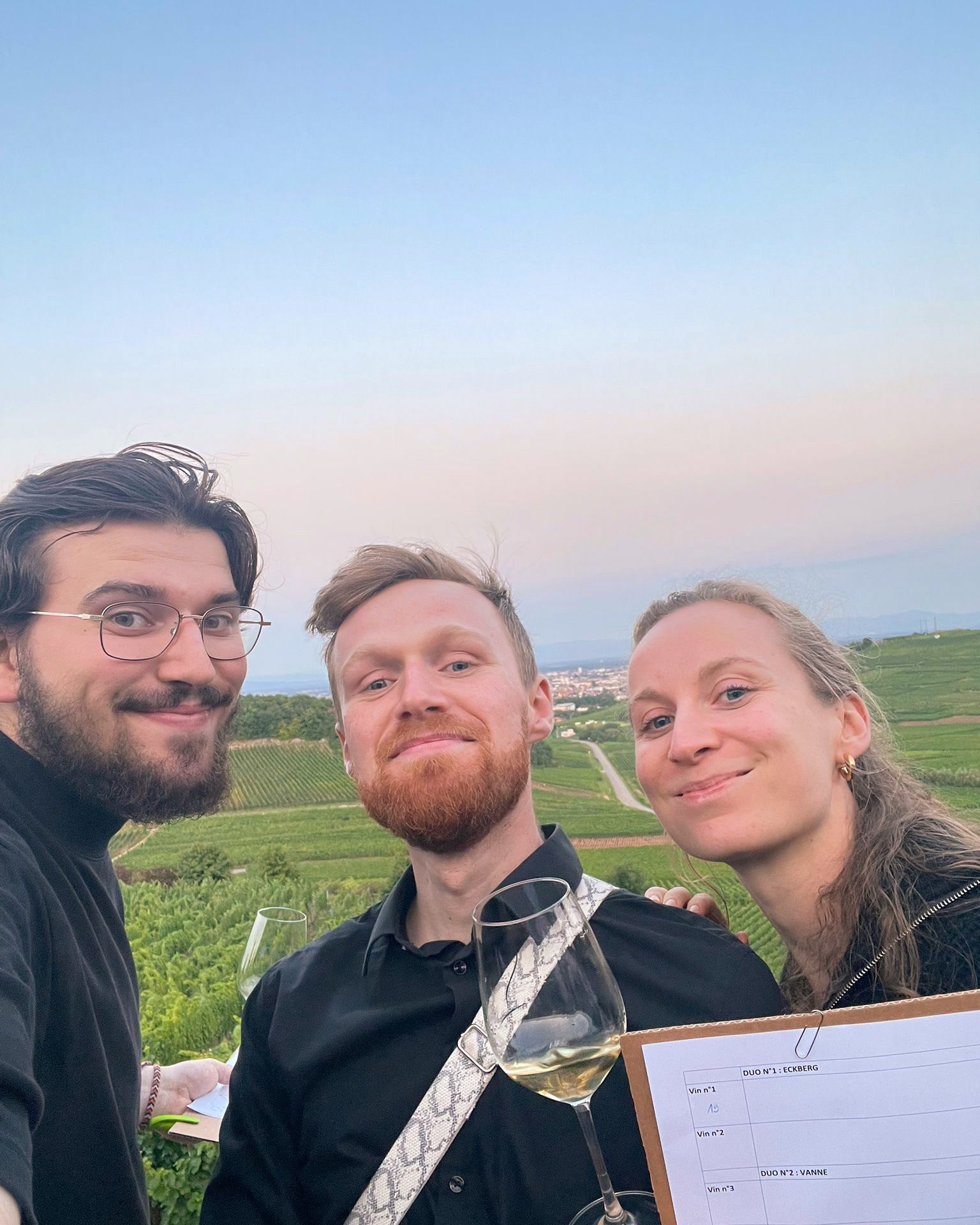 Retour sur une soirée mémorable ✨
Le 6 août dernier, notre équipe a eu le plaisir d’assister à une soirée de dégustation exceptionnelle consacrée à Jean Boxler et le Grand Cru Sommerberg ?
Une dégustation à ciel ouvert dans les vignes nichées sur les hauteurs de Niedermorschwihr.
Un grand merci à l'Université des Grands Vins, et son président @jeanpaulschmitt !
?? Une expérience qui nourrit notre passion et que nous avons hâte de partager avec vous en boutique.
#vinostrada #cavistevinostrada #vinostradacaves #cavistestrasbourg #degustationdanslesvignes #albertboxler #domaineboxler #Sommerberg #terroirs #vinsdalsace #vignes #JeanBoxler #Dégustation
L’abus d’alcool est dangereux pour la santé, à consommer avec modération.