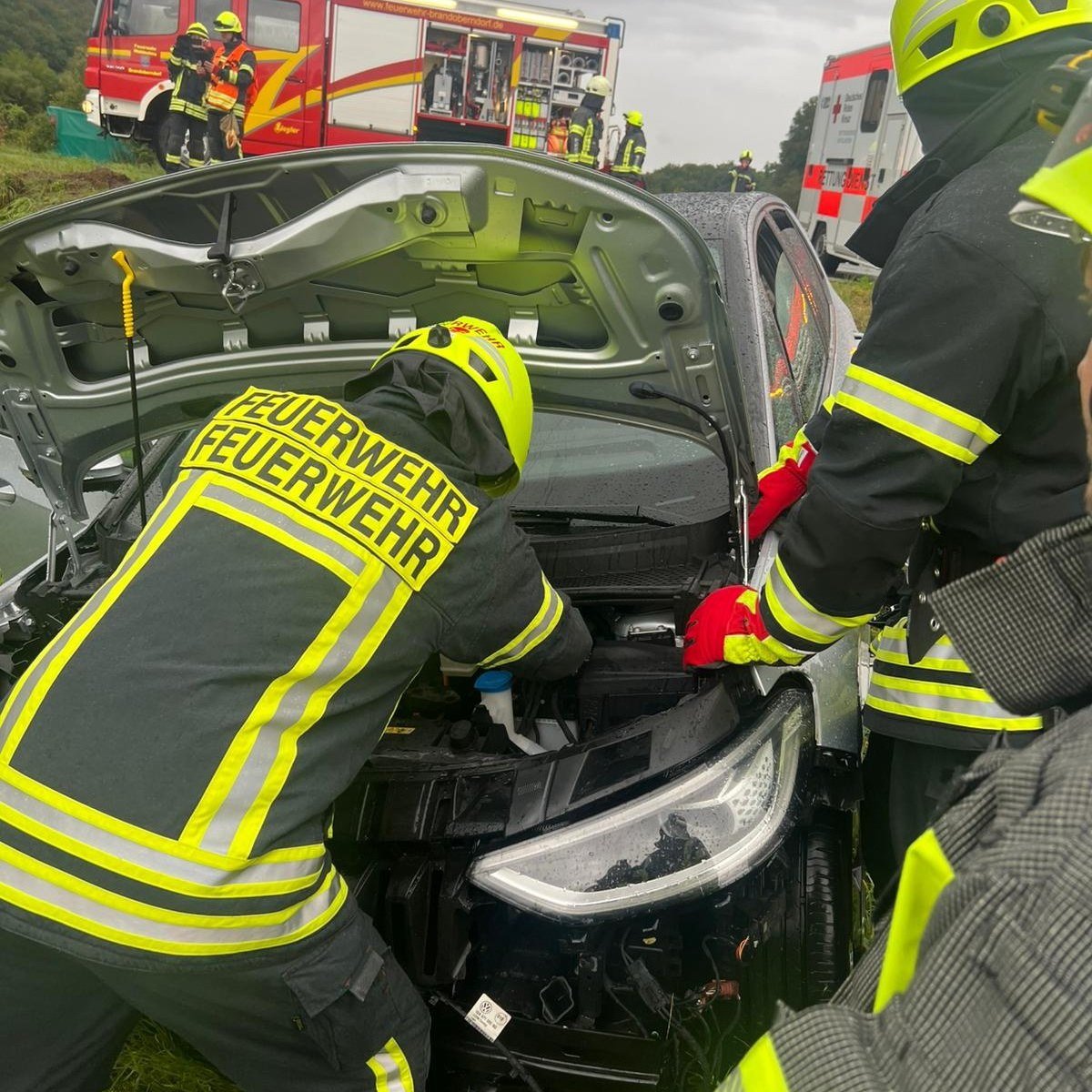 +++ E I N S A T Z I N F O +++
Am Samstagmorgen wurden wir zu einem brennenden Elektroauto alarmiert.
Vor Ort stellte sich die Lage als Verkehrsunfall, zum Glück ohne Brand, dar.
Zwei PKW waren im Kreuzungsbereich zusammengestoßen und anschließend in eine angrenzende Wiese geschleudert worden. Die Fahrer beider PKWs haben sich schon selbst aus ihren Fahrzeugen befreien können. Sie wurden vom gleichzeitig mit uns eintreffenden Rettungsdienst versorgt.
Die Feuerwehr sicherte die Unfallstelle ab und stellte den Brandschutz sicher. An beiden Fahrzeugen wurden die Batterien abgeklemmt, am Elektrofahrzeug wurde das Hochvoltsystem getrennt.
Die umgefahrene Straßenlaterne wurde von einer Elektrofachkraft der Feuerwehr abgeklemmt.
#waldsolms112 #WirfürWaldsolms #freiwilligefeuerwehr #gemeinsamstark