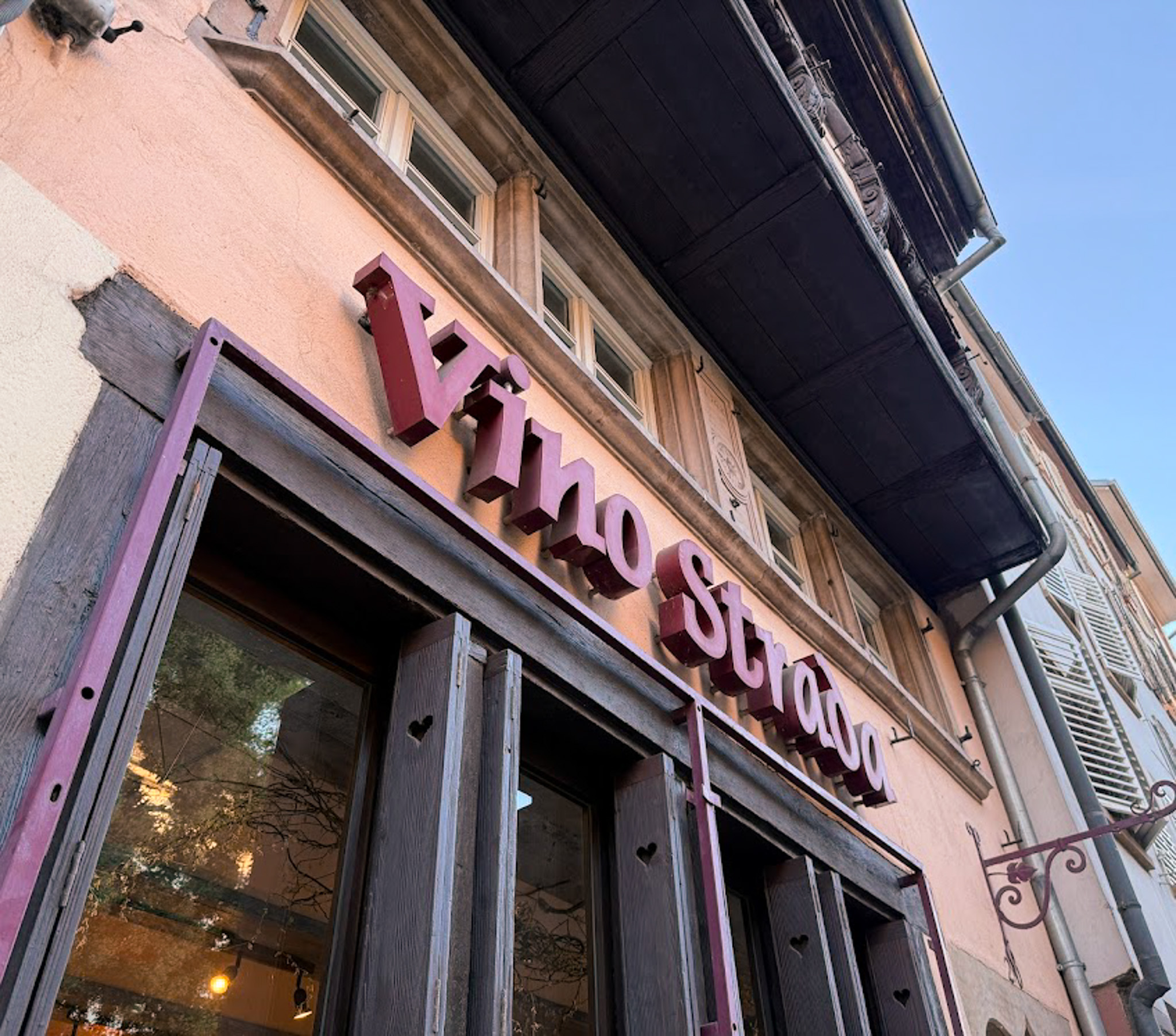 ? Info cave – Vino Strada Krutenau ?
Chers clients,
Pendant les deux prochaines semaines, notre cave de la Krutenau sera ouverte uniquement pour la vente à emporter.
?? Le comptoir de dégustation ne sera pas accessible durant cette période.
Horaires jusqu'au 02 octobre inclus :
Mardi-Vendredi 14h-20h
Samedi 10h-20h
#cavistestrasbourg #vinostradastrasbourg #vinostrada #winelover #vinostradakrutenau #caveavinstrasbourg #strasbourg #caviste #vinostradacaves #comptoiramanger #degustation #producteursalsaciens
L’abus d’alcool est dangereux pour la santé, à consommer avec modération.