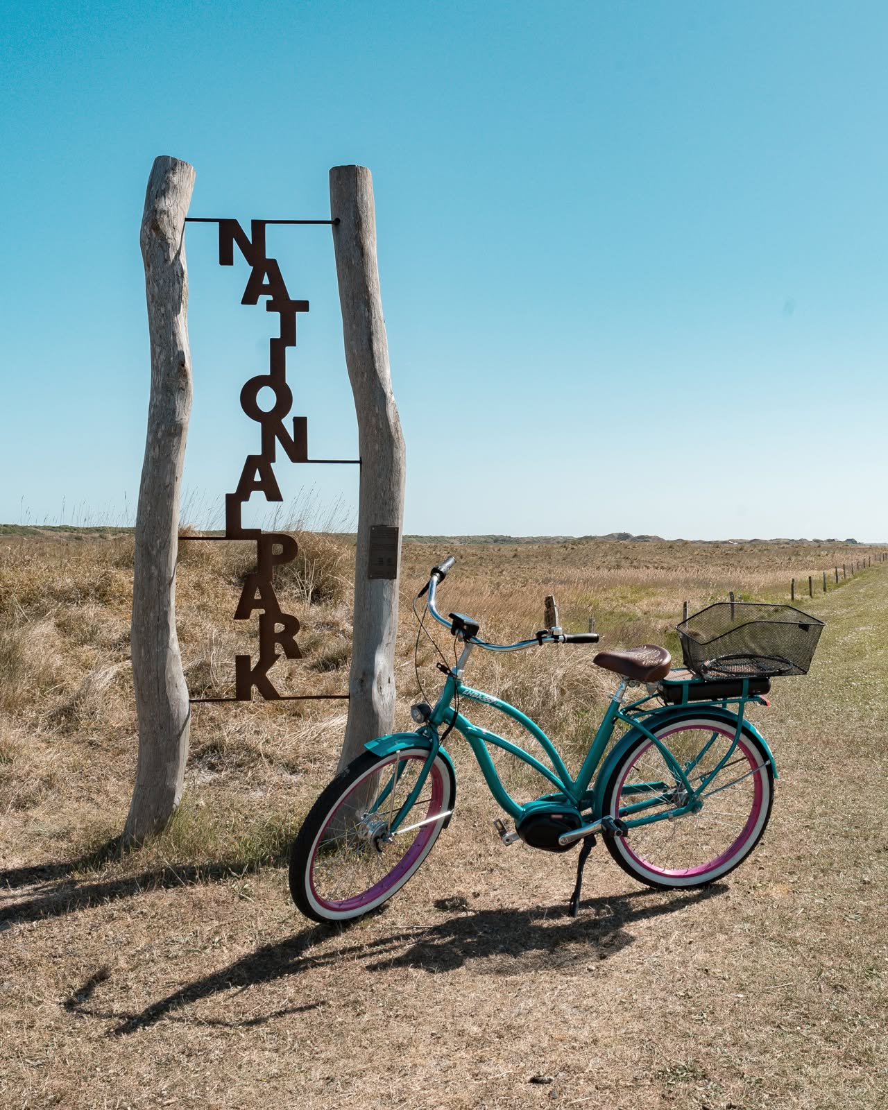 Auf Langeoog gehören Fahrräder einfach zum Alltag. ?
Statt Autolärm gibt es hier nur das Rauschen des Windes im Gras und den weiten Blick über den Nationalpark Wattenmeer.
Eine Radtour führt vorbei an Dünen, Salzwiesen und kleinen Wegen, die immer wieder neue Ausblicke eröffnen. Genau das macht die Insel so besonders und jede Fahrradtour zu einem kleinen Stück Freiheit.
#logierhus_langeoog #langeoog #langeoogliebe #nordseeurlaub #langeoogurlaub #wattenmeer #nordsee #inselliebe #fahrradtour
? @goodmorningworldblog