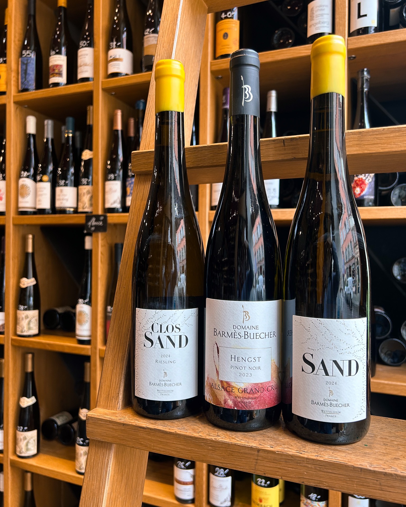Trois expressions du savoir-faire du Domaine Barmès-Buecher ?
Au cœur de Wettolsheim, le domaine cultive la vigne en biodynamie pour créer des vins vivants, précis et profondément liés à leur terroir.
✨ Riesling Clos Sand 2024 – vif et minéral, un blanc d’une grande pureté.
✨ Pinot Noir Hengst Grand Cru 2023 – intense et structuré, reflet d’un terroir d’exception.
✨ Pinot Blanc Sand 2024 – tout en élégance et en fraîcheur.
Trois cuvées, trois façons de ressentir l’Alsace autrement ?
#vinostrada #vinostradacave #cavistestrasbourg #strasbourg #caveavin #domainebarmesbuecher #clossand #riesling #hengst #pinotnoir #cepagealsacien #barmesbuecher #alsace #vinbio #biodynamie #vigneronindépendant #winelovers #terroiralsacien
L’abus d’alcool est dangereux pour la santé, à consommer avec modération.