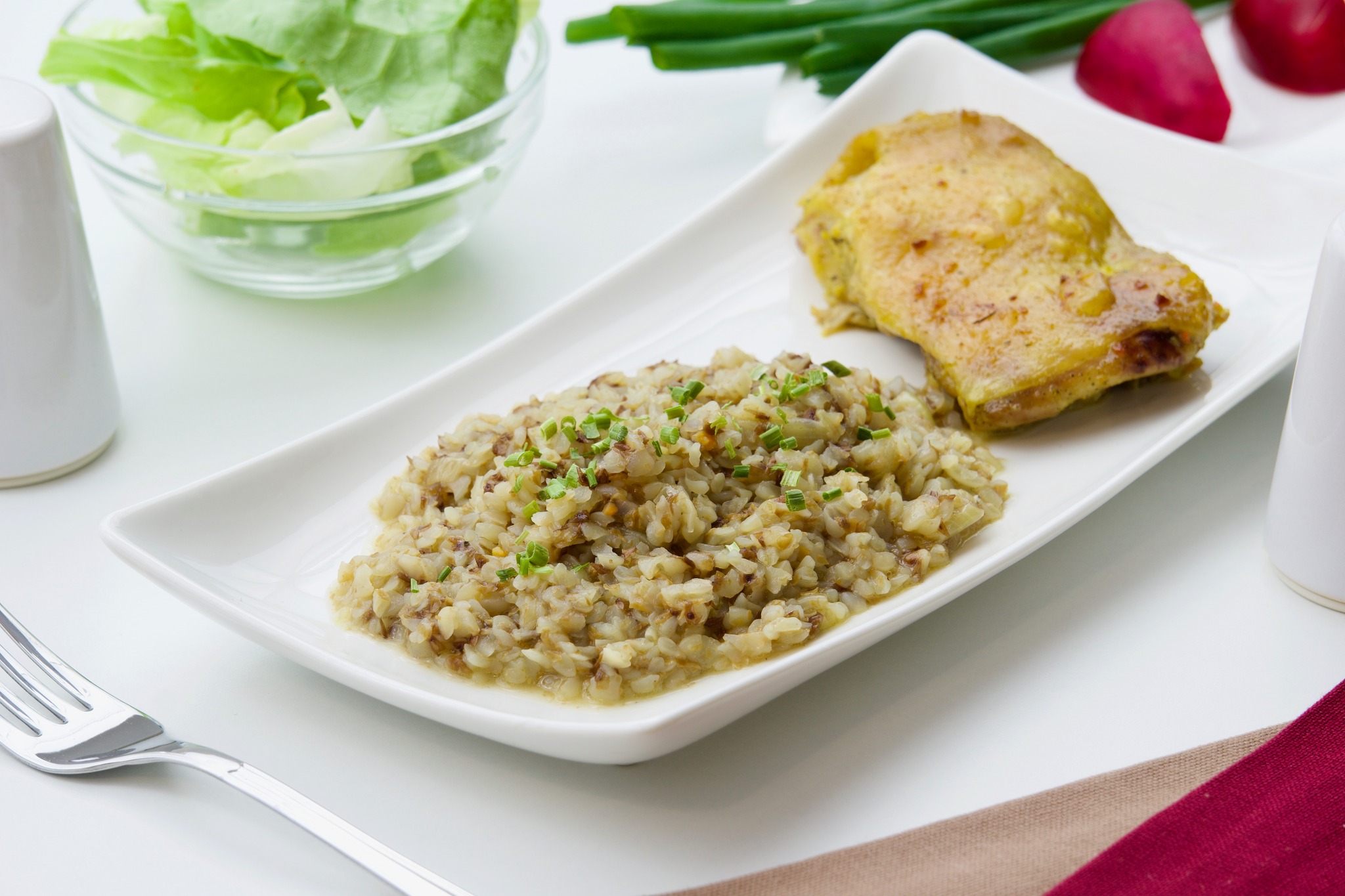 🥄 Međimurski tajer
U Međimurju jedemo s polja na tanjur.
Naš "tajer" (tanjur) pun je svježih, prirodnih namirnica koje dolaze iz domaćih vrtova i obiteljskih gospodarstava. Hrana je jednostavna, sezonska i uvijek pripremljena s ljubavlju.
Ako postoji jelo koje savršeno opisuje skromnost, toplinu i bogatstvo međimurske kuhinje, onda je to hajdinska kaša. 🥣💛
Ova tradicionalna kaša od heljde nekad je bila hrana vrijednih međimurskih domaćinstava, a danas je pravi povratak prirodi i zdravim korijenima. Nutritivna, mirisna i iznenađujuće zasitna — savršena je i kao samostalno jelo i kao prilog uz domaće gulaše ili povrtne varijante. 🌾
U svakom zalogaju osjeti se jednostavnost starinskih recepata i ljubav prema domaćim namirnicama.
Jer u Međimurju — dobro jelo je dio tradicije. 🤍
👉 Jesi li već probao/la ovu deliciju ili ju i danas pripremaš kod kuće? Podijeli s nama svoja sjećanja i recepte! 🥄
doživi zeleno Međimurje
#visitmedimurje