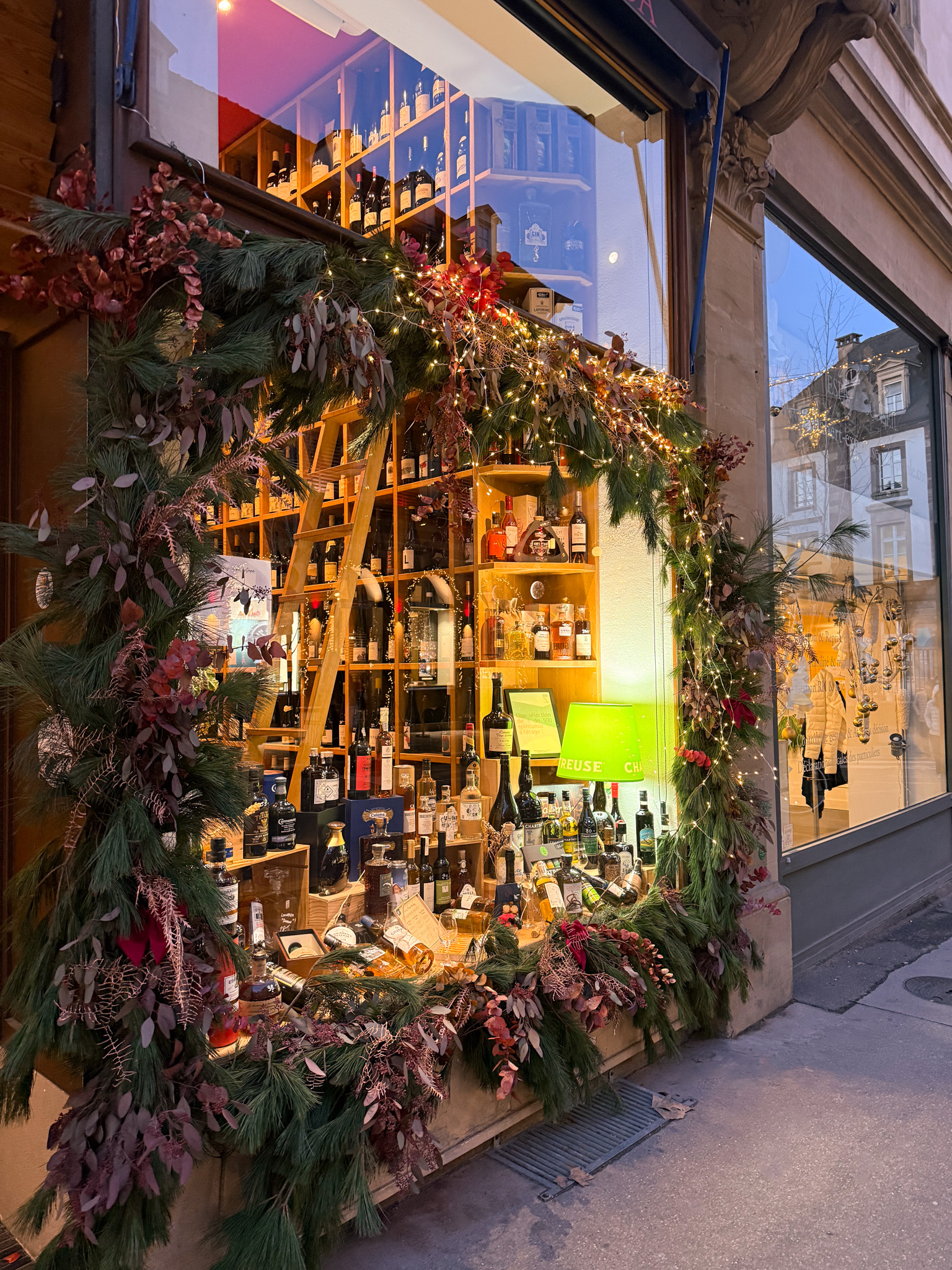 La magie de Noël s’est invitée dans notre vitrine ?✨
Les lumières scintillent, les décorations prennent vie et l’ambiance chaleureuse des fêtes envahit notre boutique.
Tout au long du mois de décembre, y compris les dimanches, nous sommes là pour vous aider à trouver le cadeau parfait ou faire le plein de jolis flacons pour vos tables de fin d'année ?
Passez nous voir en cave, la féérie n’attend plus que vous !
#vinostrada #cavistestrasbourg #vinostradastrasbourg #strasbourg #caveavinstrasbourg #horairesfindannee #marchedenoelstrasbourg #decembre #findannee #horairesdenoel #vacancesdenoel #ideecadeau
L'abus d'alcool est dangereux pour la santé, à consommer avec modération.