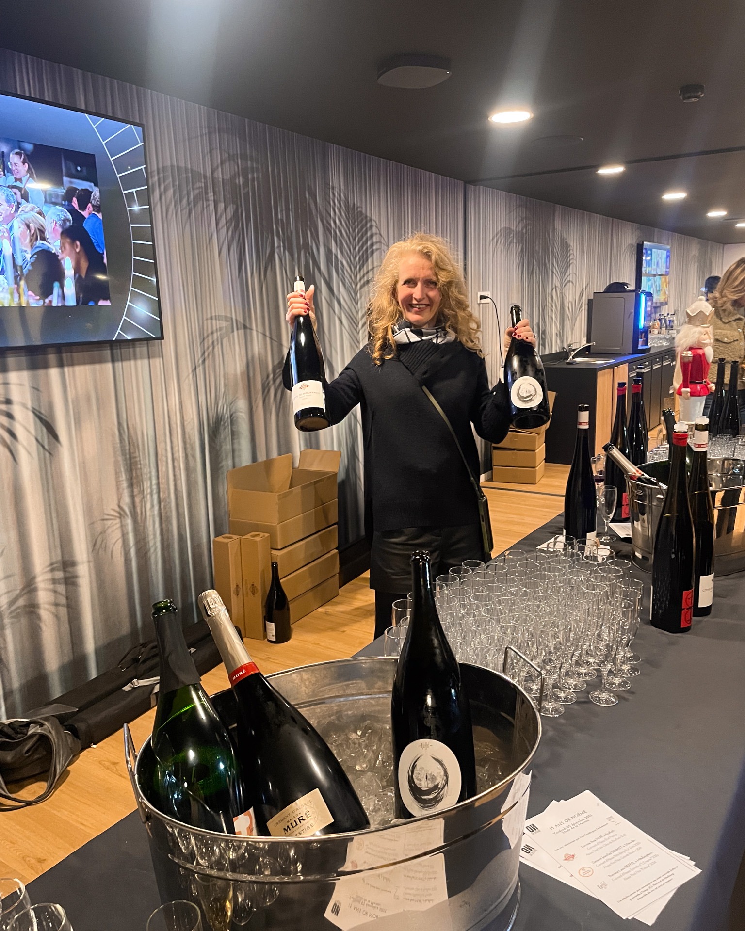 ✨ Or Norme a fêté ses 15 ans… et Vino Strada était de la partie ! ✨
En tant que membre du Club des partenaires, nous avons eu le plaisir d’être présent lors de la soirée d'anniversaire organisée au Stade de la Meinau. À cette occasion, Isabelle a fait rayonner les vins alsaciens, accompagnée de @domaine_mure, @domaine_rieffel et @domainejps pour une belle dégustation !
Bravo à toute l’équipe Or Norme pour ce bel événement ! Un grand merci pour leur confiance, et félicitations à l’ensemble des partenaires qui ont contribué à la réussite de cette soirée. Nous sommes fiers d’avoir apporté notre touche gourmande à cette célébration ??
À de belles collaborations futures !
#vinostrada #vinostradacave #cavistestrasbourg #caveavinstrasbourg #strasbourg #ornorme #Magazineornorme #15ansornome #ornormestrasbourg #evenementstrasbourg #stadedelameinau