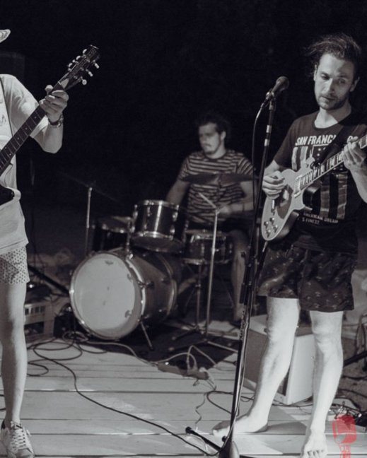 🎸✨ Blues koji grije kao blagdanska svjetla! ✨🎸
U mjesecu koji tradicionalno spaja ljude i donosi toplinu, mladi hrvatski blues gitarist Odin Sokač odlučio je dodati još jednu posebnu notu prosinačkom raspoloženju — onu glazbenu. Sa samo 17 godina već piše svoju međunarodnu priču, a ove zime publici poklanja mini turneju kroz pet hrvatskih gradova kao predgrupa svom prijatelju i vrhunskom norveškom blues talentu Ottu Junioru.
Obojica već uživaju poštovanje blues veterana na europskoj i svjetskoj sceni, pa je ovo prilika da ih čujete izbliza, u prostoru gdje blues najljepše diše — u toplim, intimnim klubovima prosinca.
🎶 Od Svetog Martina na Muri, preko obale pa sve do Zagreba, Odin S & njegov bend Goosebumps, zajedno s Ottom Juniorom, donose šest večeri ispunjenih energijom, emocijom i daškom američkog bluesa.
📍 Prvi datum turneje:
10.12. — Sveti Martin na Muri — Pub Potkova
Publiku očekuje jedinstveni spoj mladenačke strasti i klasičnog bluesa, nekoliko glazbenih iznenađenja i pravi mali koncertni dar uoči Božića.
🔔 Vidimo se na blues putovanju koje će ugrijati prosinac!