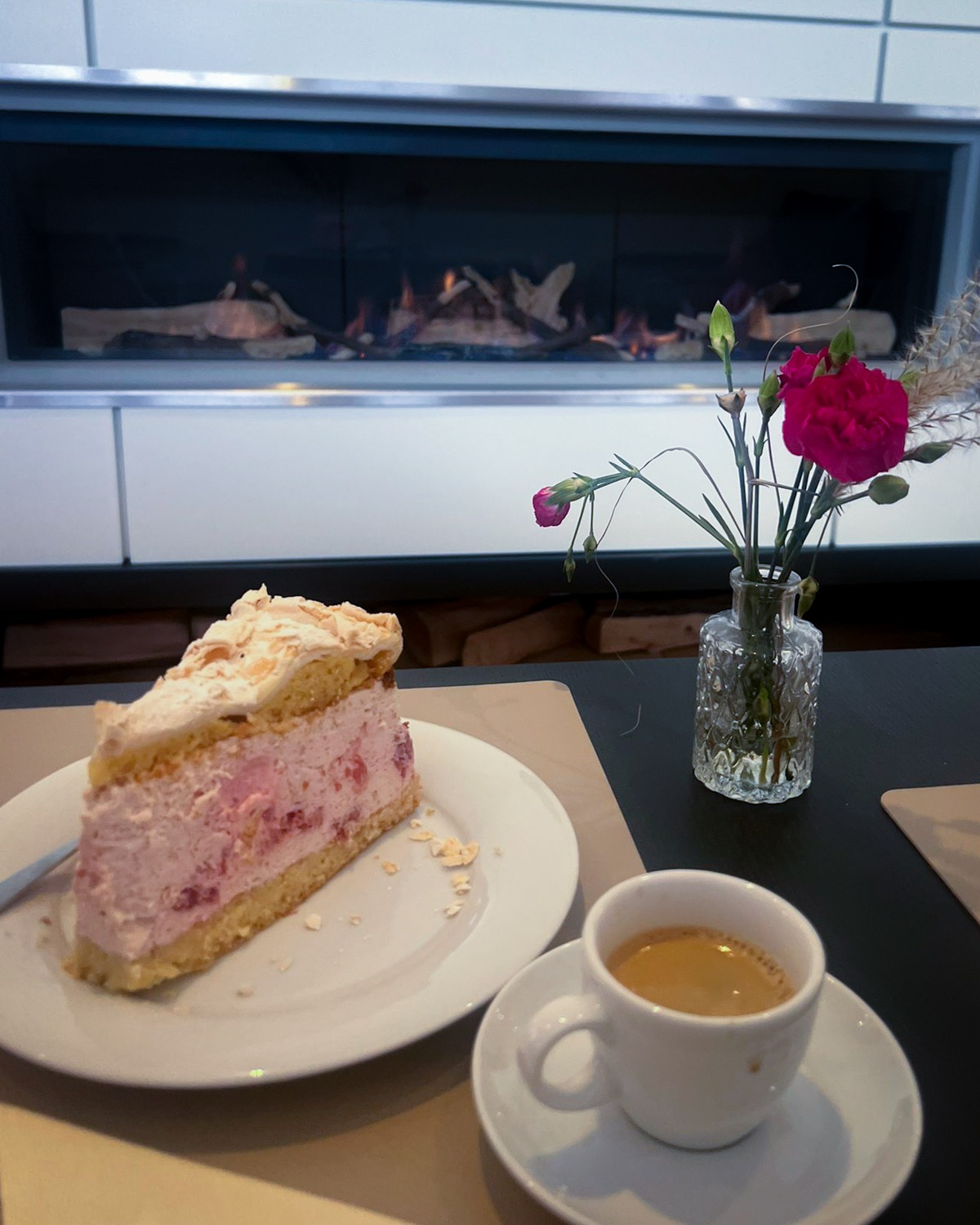Es gibt nichts Schöneres, als nach einem ausgiebigen Strandspaziergang an Wintertagen wieder einzukehren und es sich so richtig gemütlich zu machen.
Ein hausgemachtes Stück Kuchen bei einer Tasse Espresso am gemütlichen Kaminfeuer machen den Nachmittag perfekt. ✨
#logierhus_langeoog #langeoog #langeoogliebe #nordseeurlaub #langeoogurlaub #hotellangeoog #nordseeliebe #inselliebe