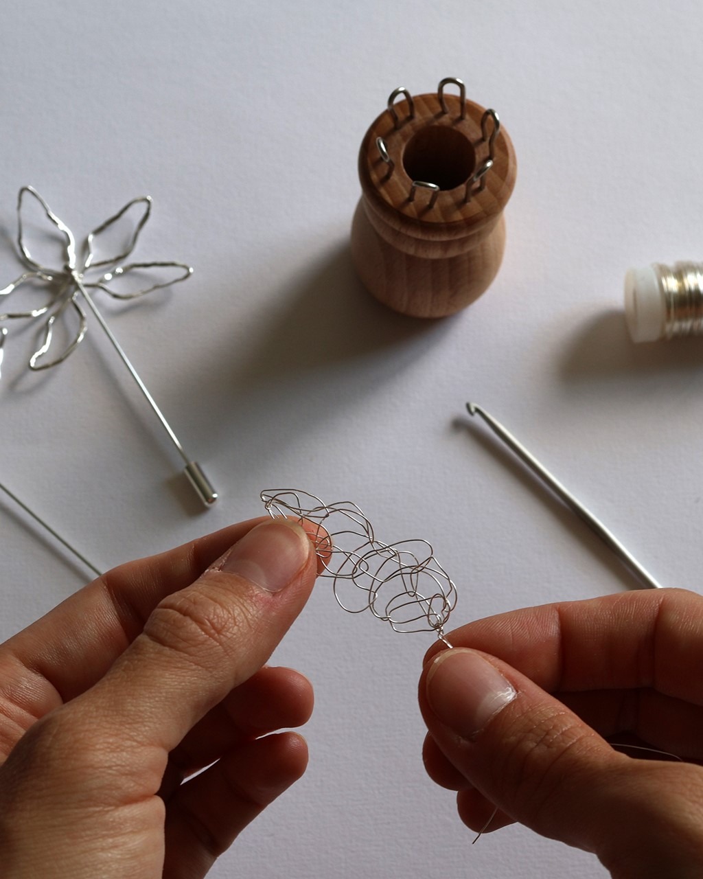 Pour Noël, offrez un moment précieux : un atelier pour s’initier à la broderie métallique.
Un cadeau de dernière minute parfait à glisser sous le sapin ! 🎄✨ Deux ateliers disponibles :
🌟 Brodez un tableau floral au fil d’or sur papier
🌟 Réalisez vos bijoux en fil métallique doré ou argenté
Des ateliers accessibles à tous, pour découvrir, s'initier et se perfectionner. Et le meilleur :
🎁 La carte cadeau Wecandoo, à acheter en quelques clics (avec -10% grâce au code ARCH3569)
sur le site wecandoo.fr Un cadeau qui ne prend pas de place… mais qui crée de beaux souvenirs ✨
📍 Atelier Marie Archambaud, 28 rue Faidherbe, Paris 11e Des créneaux tous les mois (samedis ou soirs en semaine) @wecandoo #mariearchambaud #broderiemetallique #broderiedart #ateliercreatif #wecandoo #cartecadeau #cadeaunoel #ideecadeau #noel2025 #wecandoo #artisanwecandoo