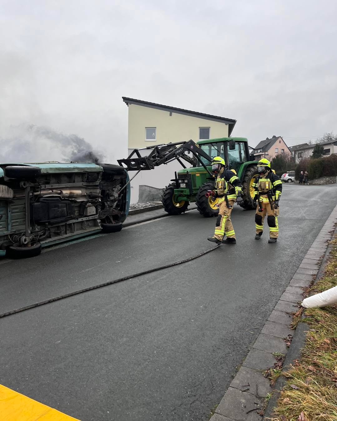+++ Ü B U N G +++
Am 20. Dezember haben wir unsere Abschlussübung absolviert. Um 14.55 Uhr wurden wir alarmiert.
Am Übungsort eingetroffen fanden wir eine Verkehrsunfall mit einem PKW und einem Traktor vor. Auslaufendes Benzin hat sich entzündet und der Brand drohte auf eine Garage überzugreifen.
Die Einsatzkräfte begannen mit der Betreuung der Verletzten und gleichzeitig mit den Löscharbeiten. In der Garage, die mittlerweile verbraucht war, wurde noch eine Person vermisst. Diese wurde von einem Trupp unter Atemschutz gesucht, gefunden und gerettet.
Der Fahrer des Traktor wurde schonend aus seinem Fahrzeug befreit. Anschließend stand der schwierigste Teil an, die eingeklemmten Person aus dem PKW zu retten.
Aber auch das gelang den Einsatzkräften unter den kritischen Blicken von circa 20 Zuschauern.
Im Anschluss an die Übung haben wir noch ein paar gemütliche Stunden Würstchen vom Grill und kühlen Getränken im Gerätehaus verbracht.
#waldsolms112 #WirfürWaldsolms #freiwilligefeuerwehr #gemeinsamstark