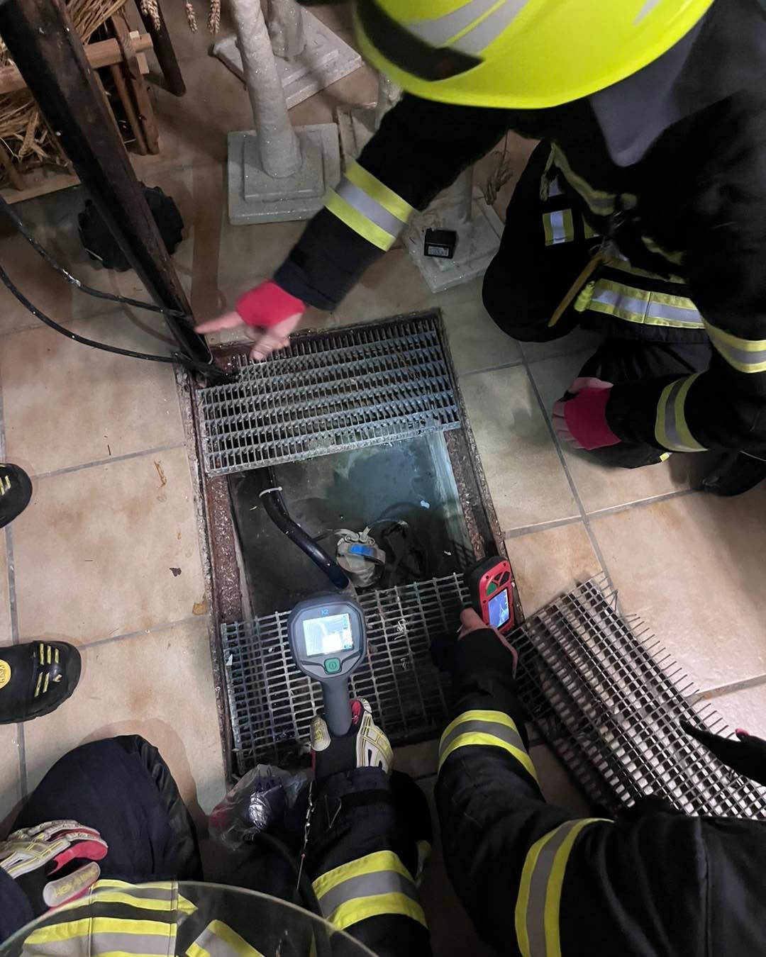 +++ E I N S A T Z I N F O +++
Der erste Einsatz des Jahres führte uns nach Kröffelbach. Dort hatte die Brandmeldeanlage in einem Altenheim ausgelöst.
Die zuerst eingetroffene Freiwillige Feuerwehr Kröffelbach konnte im Bereich des ausgelösten Rauchmelders im Keller leichten Brandgeruch wahrnehmen.
Nach einer intensiven Suche mit mehreren Wärmebildkameras konnte ein defekter Schwimmerschalter einer Tauchpumpe als Verursacher ermittelt werden. Dieser wurde abgeklemmt und der Einsatz war beendet.
Die bestimmungsgemäßen Auslösung der Brandmeldeanlage hat somit sicher einen größeren Schaden verhindert.
Ebenfalls im Einsatz war die Freiwillige Feuerwehr Kraftsolms
#waldsolms112 #WirfürWaldsolms #freiwilligefeuerwehr #gemeinsamstark