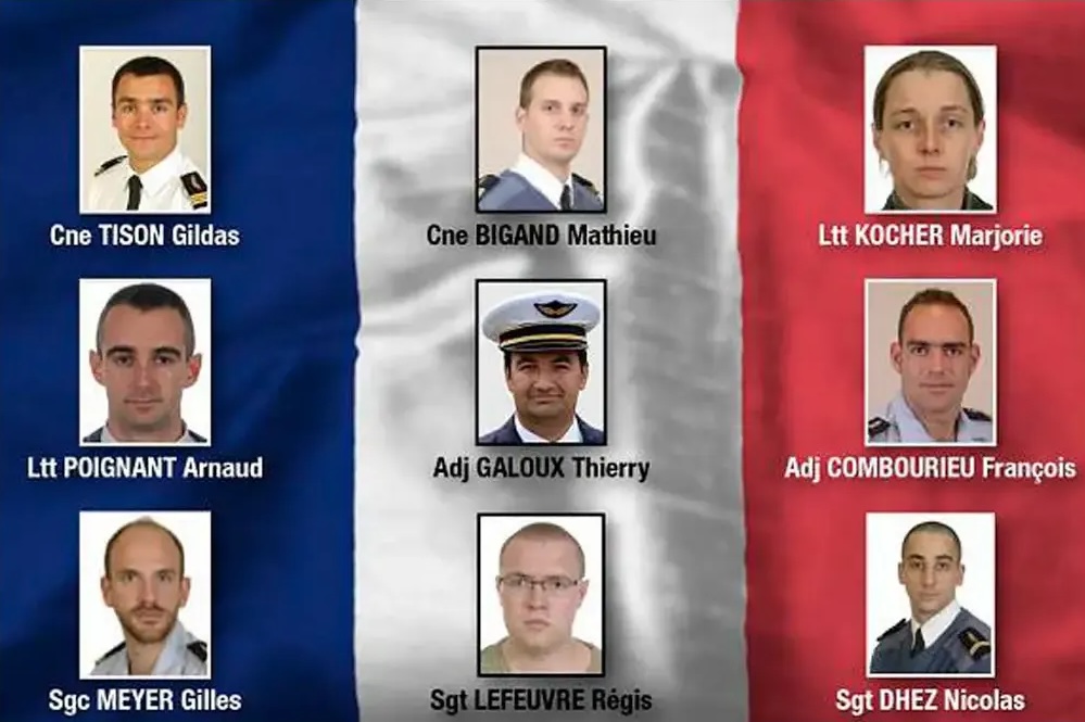 26/01/2015 - Base militaire de Los Llanos
15h16 : la sirène de la tour de contrôle d’Albacete retentit. Un avion de chasse F-16 de la force aérienne grecque s’est écrasé aux abords de la piste, quelques secondes après avoir décollé.
Les deux militaires à bord sont les premières victimes. La boule de feu détruit tout sur son passage et emporte la vie de neuf Aviateurs français. Majoritairement issus de la 3e escadre de chasse de Nancy, ces derniers s’apprêtaient à leur tour à partir pour l’une des missions du Tactical Leadership Program (TLP), un stage qualifiant très réputé dans l’aéronautique militaire. Ils étaient au sol, près de leurs avions (Mirage 2000D et Alphajet), là où l’appareil s’est disloqué, avant de prendre feu.
Lieutenant-colonel Mathieu Bigand, commandant Gildas Tison, capitaine Marjorie Kocher, capitaine Arnaud Poignant, adjudant-chef François Combourieu, adjudant-chef Thierry Galoux, adjudant Gilles Meyer, sergent-chef Nicolas Dhez, sergent-chef Régis Lefeuvre : nous ne vous oublions pas.
Aux blessés, aux familles, aux frères d’armes, le Bleuet de France se tient à vos côtés pour vous accompagner dans votre reconstruction.
Chaque geste compte ➡️ lien en bio
@armeedelair
© AFP - Stephane de Sakutin / @armees_gouv
#BleuetdeFrance #inmemoriam #Albacete