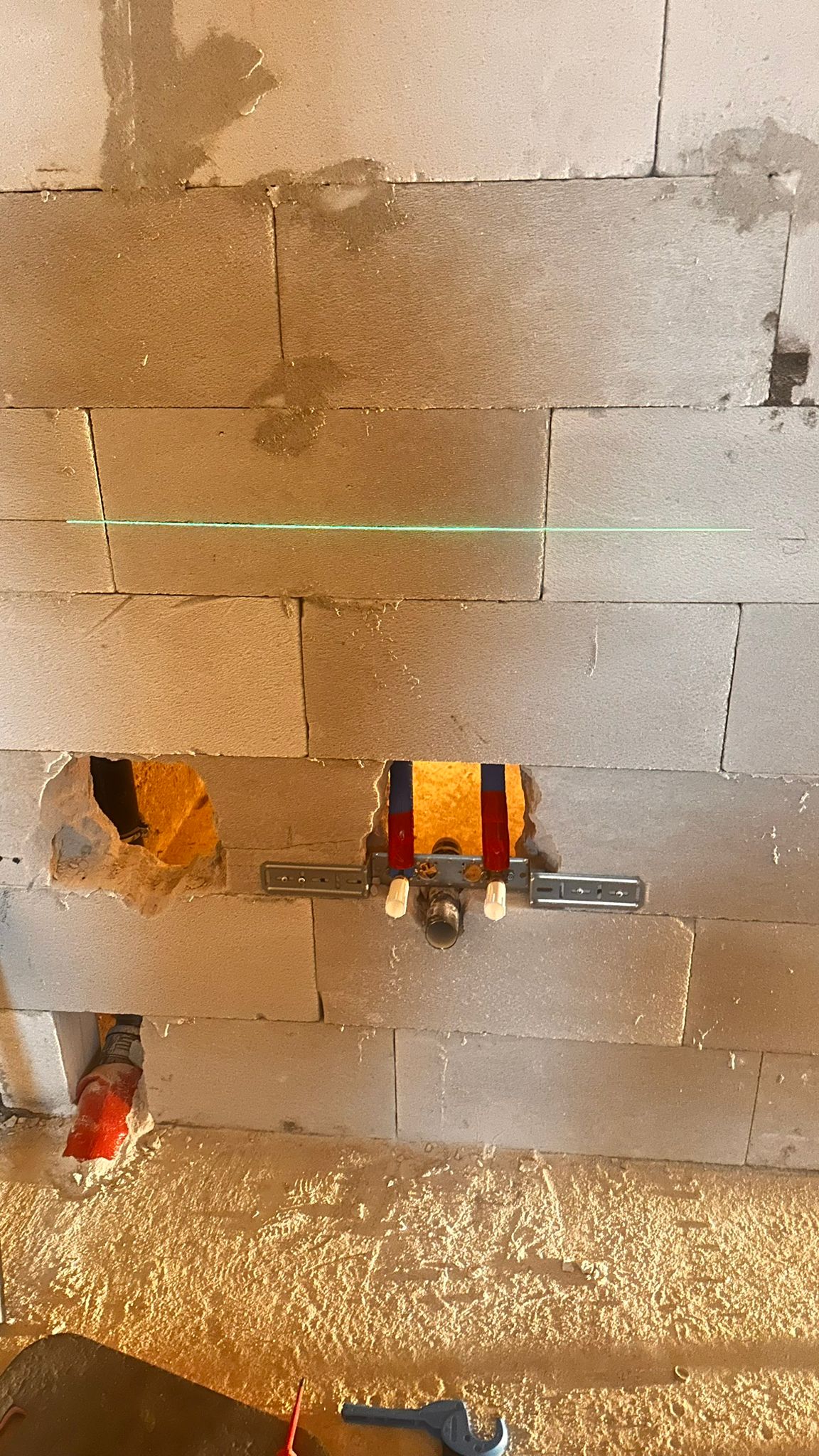 Präzision auf den Millimeter – auch wenn’s mal eng wird! ???
Platz ist im kleinsten Bad, aber die Installation darin ist oft echte Maßarbeit! Heute sind wir unter besonders engen Bedingungen im Einsatz. Damit am Ende trotzdem alles perfekt sitzt, überlassen wir nichts dem Zufall – und schon gar nicht dem bloßen Auge.
Unser wichtigster Begleiter heute: der Präzisionslaser. ?✨
Warum wir auch im Rohbau auf Lasertechnik setzen:
Perfekte Flucht: In engen Nischen oder bei komplexen Rohrführungen im Altbau zählt jeder Millimeter. Der Laser gibt uns eine absolut exakte Linie vor, an der wir Abflüsse und Zuleitungen ausrichten. So gibt es später keine bösen Überraschungen beim Fliesenleger!
Höhenmeter-Check: Besonders bei Wand-WCs oder bodenebenen Duschen muss das Gefälle und die Einbauhöhe auf den Punkt stimmen. Mit dem Laser übertragen wir das Meterriss-Niveau fehlerfrei in jede noch so verwinkelte Ecke. ?✅
Effizienz auf engem Raum: Wo man mit einer großen Wasserwaage kaum hantieren kann, projiziert uns der Laser die Hilfslinien direkt an die Wand. Das spart Zeit und garantiert höchste Genauigkeit, selbst wenn wir uns kaum umdrehen können.
Schnittstellen-Garantie: Da wir wissen, dass später die Elektro-Anschlüsse direkt daneben liegen, sorgt der Laser dafür, dass alle Gewerke sauber voneinander getrennt bleiben und trotzdem harmonieren.
Für uns ist „passt schon“ keine Option. Wir nutzen modernste Technik, um auch unter schwierigsten Bedingungen Ergebnisse abzuliefern, auf die ihr euch verlassen könnt. ?️?
FES-Tec – Wir bringen Licht (und Laser) ins Dunkle.
#FESTEC #Sanitärinstallation #Präzision #Lasertechnik #Handwerk40 #Baustellenalltag #Badsanierung #Maßarbeit #TechnikImEinsatz #Sanitär #Rohbau #Effizienz