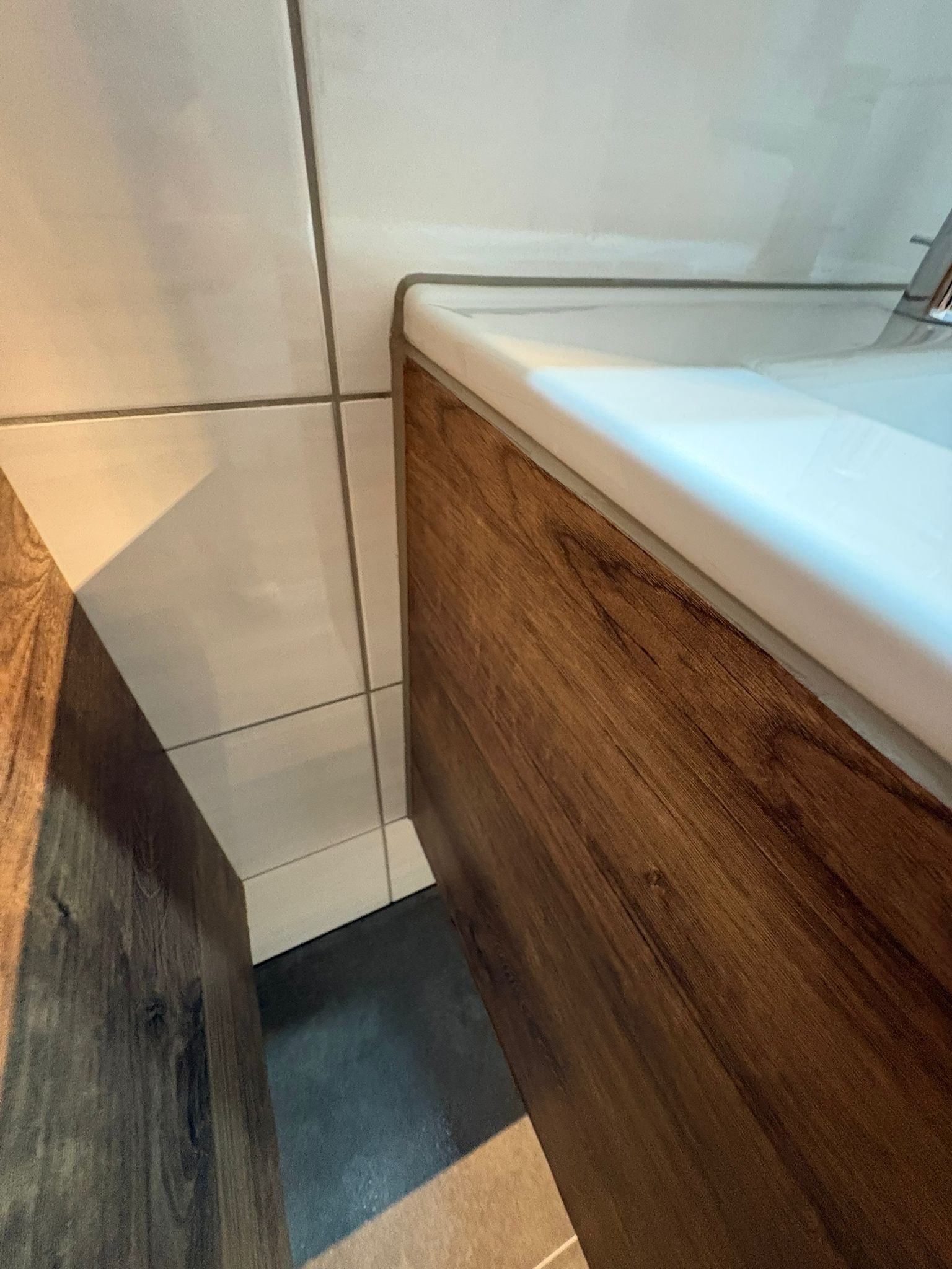 Das perfekte Finish: Silikonieren ist eine Kunst für sich! ??✨
Es ist der letzte Pinselstrich an einem Meisterwerk: Wenn die Silikonfugen gezogen werden, bekommt das Bad seinen finalen Schliff. ??
Viele unterschätzen diesen Schritt, aber für uns ist es das Aushängeschild unserer Sorgfalt. Eine schöne Fuge ist nicht nur dicht, sondern auch ein optisches Highlight.
Was eine „FES-Tec Fuge“ ausmacht:
Saubere Vorbereitung: Die Fliesen und Armaturen müssen absolut staub- und fettfrei sein. Nur so haftet das Silikon perfekt und bleibt jahrelang dort, wo es hingehört.
Die richtige Farbwahl: Wir stimmen das Silikon exakt auf die Fliesenfarbe oder das Fugenmaterial ab. So entsteht ein harmonisches Gesamtbild, bei dem die Fuge dezent im Hintergrund bleibt. ?️?
Gleichmäßigkeit pur: Mit ruhiger Hand und dem richtigen Abzieh-Werkzeug ziehen wir eine gleichmäßige, glatte Fuge ohne Unterbrechungen. Das sieht nicht nur besser aus, sondern verhindert auch, dass sich Wasser oder Schmutz ansammeln können. ?✅
Schutz vor Schimmel: Wir verwenden ausschließlich hochwertige, pilzhemmende (fungizide) Dichtstoffe, damit euer Bad auch nach Jahren noch so frisch aussieht wie am ersten Tag. ?️
Es sind oft die kleinsten Details, die den Unterschied zwischen „fertig“ und „perfekt“ machen. Wir legen den Finger nicht in die Wunde, sondern ziehen die perfekte Fuge! ?
FES-Tec – Qualität bis ins kleinste Detail.
#FESTEC #Silikonfuge #Badsanierung #Handwerk #Detailarbeit #Finish #Innenausbau #Badezimmer #Sanitär #Präzision #SaubereArbeit #Baustellenfinale #Wohlfühlen