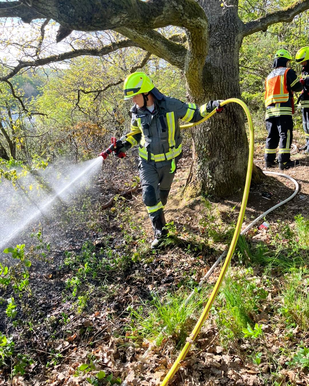 +++ E I N S A T Z I N F O +++
Um 17.21 Uhr wurden wir zu einem Flächenbrand im Bereich Steinmühlenweg alarmiert.
Es brannte auf ca. 25 Quadratmeter Waldboden.
Mit 2 Rohren, Löschrucksäcken und Handwerkzeug hatten wir den Brand schnell unter Kontrolle.
Unterstützung hatten wir von der Freiwillige Feuerwehr Kröffelbach
Hinweis: Im Frühling ist der Waldboden besonders anfällig für Brände. Durch trockenes Laub aus dem Vorjahr und noch fehlende frische Vegetation können sich kleine Feuer schnell ausbreiten.
#waldsolms112 #WirfürWaldsolms #freiwilligefeuerwehr #gemeinsamstark