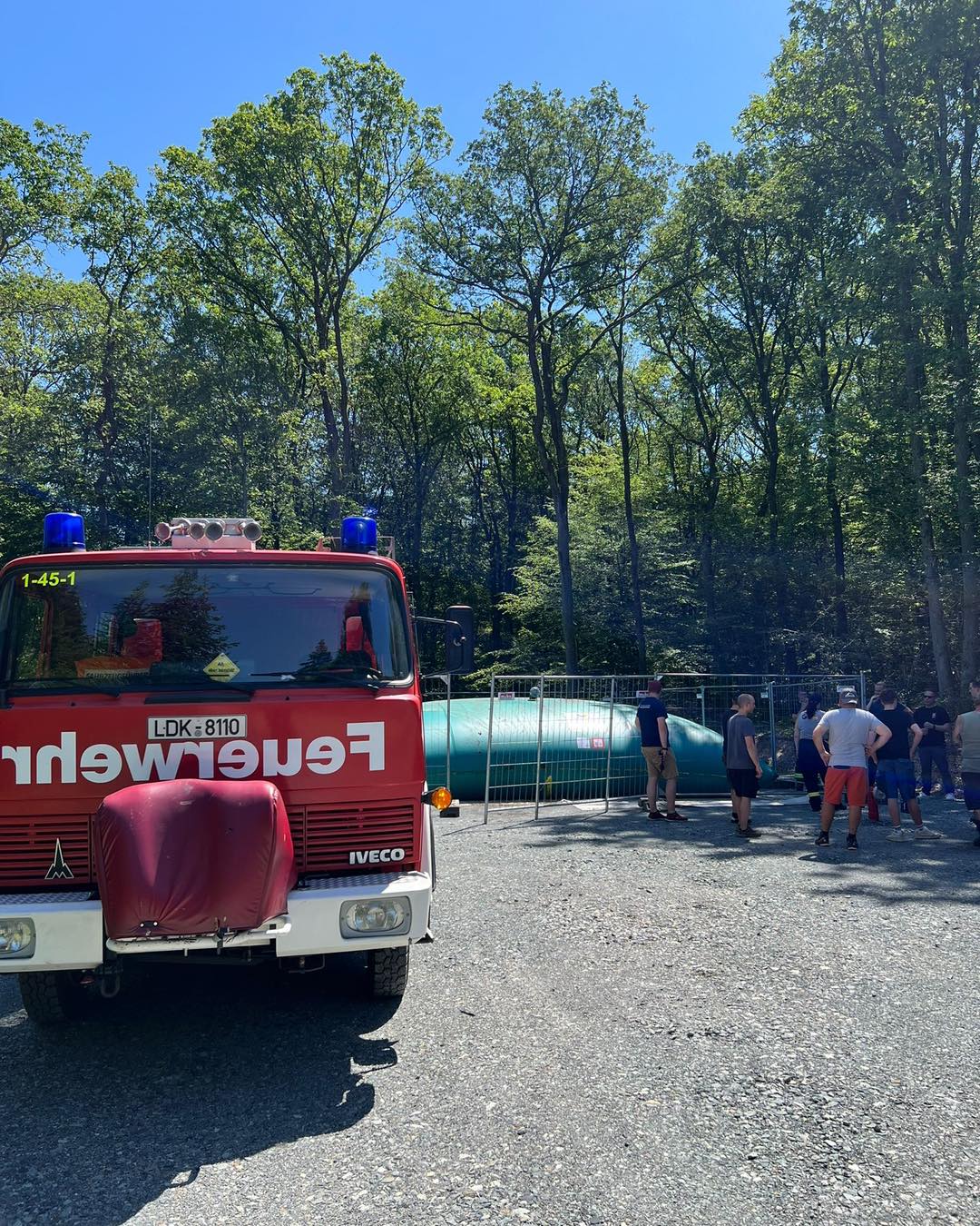 +++ E I N S A T Z I N F O +++
Am Samstag um 8.00 Uhr trafen wir uns mit der Freiwillige Feuerwehr Griedelbach, der Freiwillige Feuerwehr Kröffelbach, der Freiwillige Feuerwehr Kraftsolms, der Feuerwehr Weiperfelden, der Feuerwehr der Stadt Butzbach und der Freiwillige Feuerwehr Gemeinde Hüttenberg in Weiperfelden.
Aufgabe war es ein Wasserkissen mit 100.000 l Wasser zu befüllen. Dieses Kissen dient als Löschwasserreserve für das Wochenendgebiet in Weiperfelden.
Über eine lange Wegstrecke mit Schläuchen und im Pendelverkehr mit dem TLF 4000 aus Butzbach und dem 10.000l fassenden Wassercontainer aus Hüttenberg konnte der Einsatzauftrag abgearbeitet werden.
Wir waren mit unserem alten Schätzchen, dem LF 16-Ts beteiligt.
#waldsolms112 #WirfürWaldsolms #freiwilligefeuerwehr #gemeinsamstark