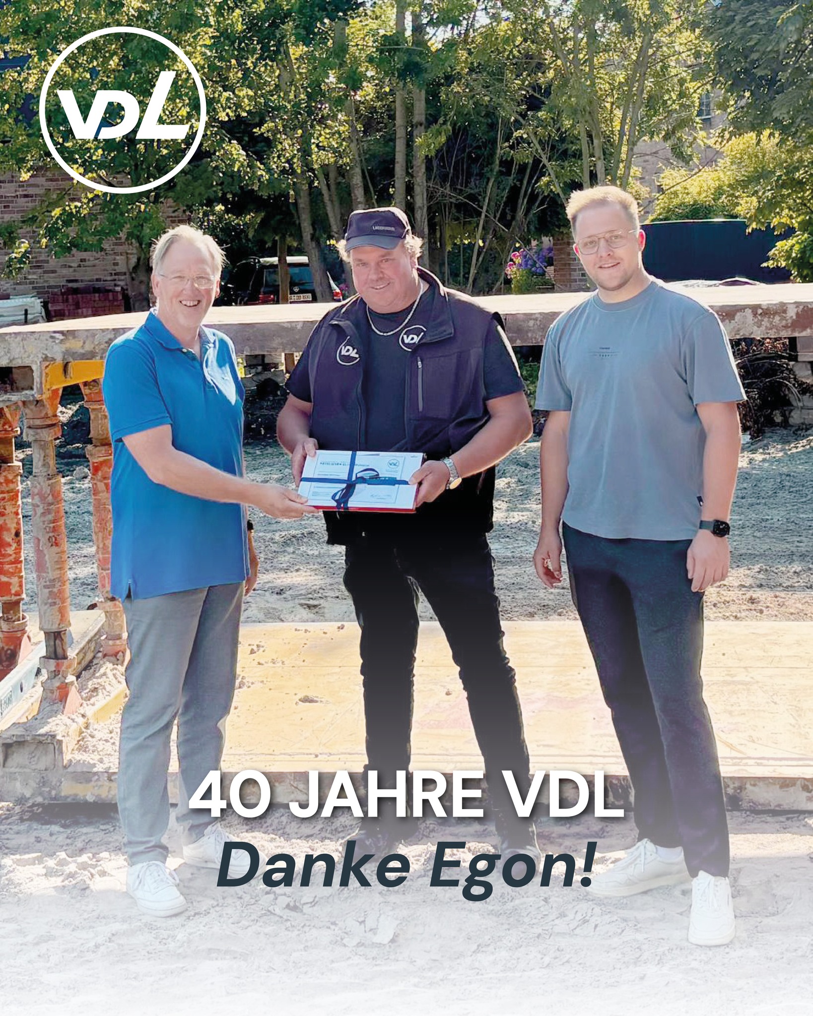 Seit 40 Jahren ist unser Polier Egon Tammen Teil von J. u. H. van der Linde. Vier Jahrzehnte voller Erfahrung, Engagement und Einsatz auf unseren Baustellen. 🏗️ Wir sagen Danke für 40 Jahre Treue und Zusammenarbeit und freuen uns… Seit 40 Jahren ist unser Polier Egon Tammen Teil von J. u. H. van der Linde. Vier Jahrzehnte voller Erfahrung, Engagement und Einsatz auf unseren Baustellen. 🏗️ Wir sagen Danke für 40 Jahre Treue und Zusammenarbeit und freuen uns…