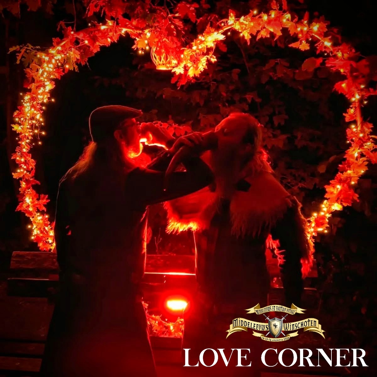 Home 16 Love Corner terug op Middeleeuws Winschoten & Fantasy Festival 14, 15 & 16 aug
Een magisch plekje waar geliefden, vrienden en zielsverwanten even kunnen neerstrijken voor een warm moment samen.
Neem plaats op het bankje onder de gloeiende hartboog en leg jullie liefde of vriendschap vast in een sfeervolle foto.
Of je nu een ridder en jonkvrouw bent, een elfenpaar of gewoon goede vrienden, hier is iedereen welkom om even stil te staan bij de mooiste band die er is: die van het hart.