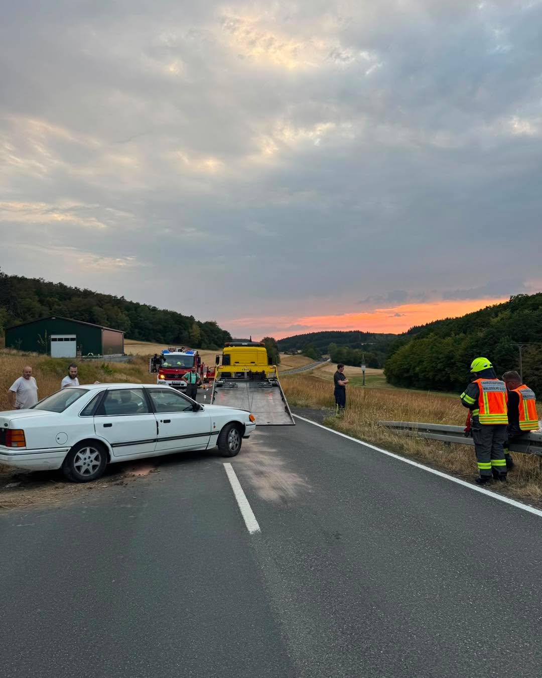 +++ E I N S A T Z I N F O +++
Noch während des Flächenbrand-Einsatzes wurden wir zusammen mit der Feuerwehr Weiperfelden und dem Ortsteil Bodenrod der Feuerwehr der Stadt Butzbach zu einem Verkehrsunfall zwischen Weiperfelden und Espa gerufen.
Ein herrenloses Auto war auf die Landesstraße gerollt und verlor Öl.
Wir sicherten die Unfallstelle bis zum Eintreffen des Abschleppers und reinigten die Fahrbahn.
#waldsolms112 #WirfürWaldsolms #gemeinsamstark #freiwilligefeuerwehr