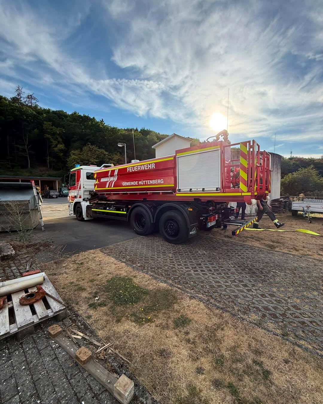 +++ E I N S A T Z I N F O +++
Fischrettung Teil 2.
Im ehemaligen Löschteich in Weiperfelden wurde zusätzlich Wasser benötigt, um die Fische am Leben zu halten.
Wir richteten auf dem Bauhof eine Wasserentnahmestelle ein und betankten dort den so genannten Abholbehälter-Wasser der @feuerwehr.huettenberg insgesamt dreimal.
So konnten 30.000 l Wasser nach Weiperfelden gebracht werden.
#waldsolms112 #WirfürWaldsolms #freiwilligefeuerwehr #gemeinsamstark