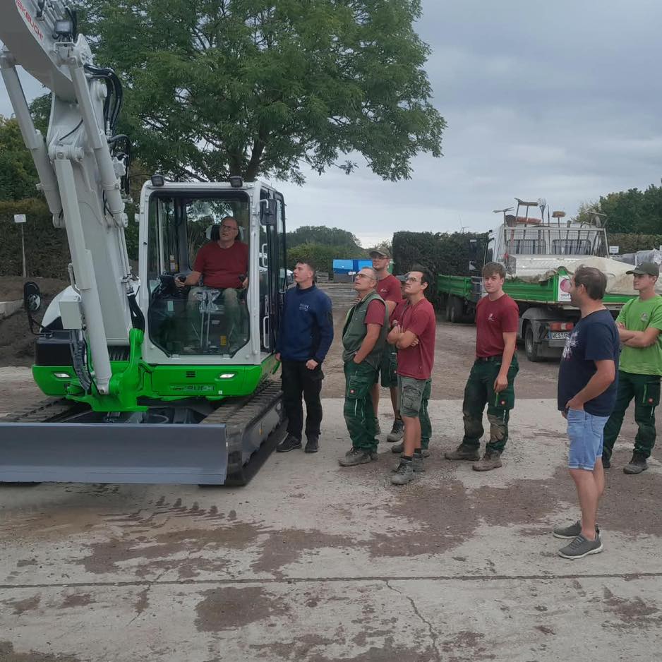 🚧 Da ist er – unser neuer Bagger!
7,5 Tonnen schwer, GVE- Look und schon voller Tatendrang. 💚🚜
Nach der Einweisung unserer Mitarbeiter ging’s auch schon raus auf die Baustelle. Denn bevor mit so einer Maschine im Garten gearbeitet wird, muss jeder wissen, was er tut und wie es richtig funktioniert.
Einweisung, sicherer Umgang und Arbeitsschutz gehören für uns einfach dazu.
Nach einer ordentlichen Einweisung in unserem Team ist der neue Bagger wie ihr seht, nun direkt im Einsatz bei seinem ersten Gartenbauprojekt.
Denn bei großen Maschinen gilt erst recht:
Wer sein Gerät kennt und weiß, wie es richtig bedient wird, arbeitet nicht nur effizient, sondern vor allem sicher und die Sicherheit ist uns besonders wichtig.
Willkommen im Team Gartenbau - Grütters Gärtner von Eden! 😉
#gärtner #galabau #bagger #arbeitssicherheit #baustelle #teamwork