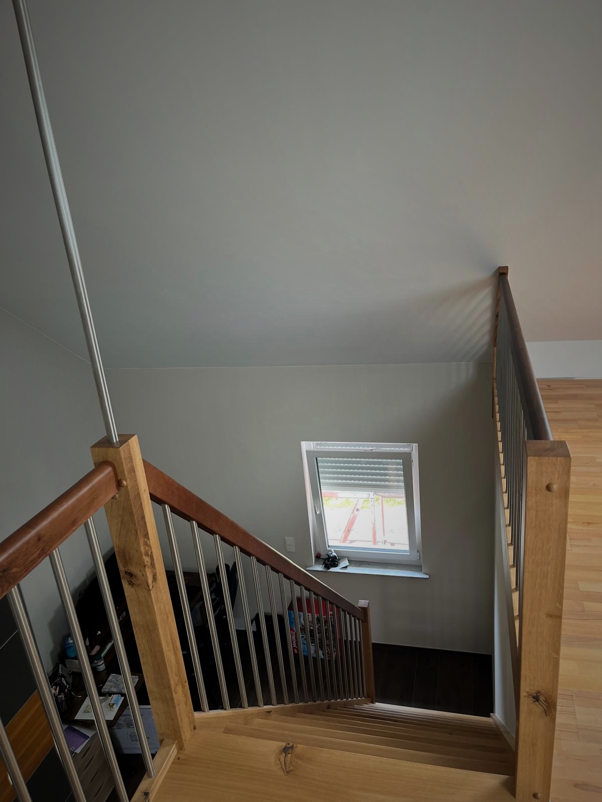 Eiche und Edelstahl, offen gebaut: Diese Treppe lebt vom Kontrast zwischen der warmen, lebhaften Eichenmaserun…