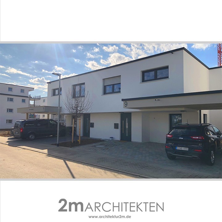 ⭐Doppelhaus in Holzgerlingen Dörnach⭐
Mittlerweile sind die Häuser schon bezogen. 
Ein schönes Doppelhaus über 2 Wohn-Etagen in klarer Formensprache. Die Außenanlagen auf der Südseite sind schon weit fortgeschritten. 
Wenn jetzt auch mal hoffentlich mal der Sommer einkehrt, zeigen wir auch schöne Bilder von der Gartenseite.?
#2marchitekten #architektur #wohnbau #architekturfotografie #archicaddesign #architecture #architecturelovers #realestate #architecturephotography #architecturedaily #architectureporn #archilovers #baustelle #constructionsite #holzgerlingen #altdorfbeiböblingen #sindelfingen #boeblingen #schoenaich #stuttgart #realestatestuttgart #realestateinvesting #projektentwicklung #2mpgmbh #einfamilienhaus #mehrfamilienhaus #architektenhaus