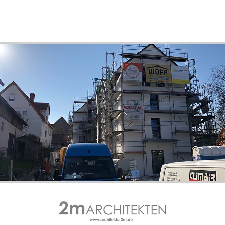 ... wieder zurück zum 
⭐Bauvorhaben KANZLEIHOF in Altdorf.⭐
So sah es  vor einigen Tag aus. Die Fassade ist fast fertig. Die Farbe ist im vorderen Gebäudeteil schon aufgebracht.
#2marchitekten #architektur #wohnbau #architekturfotografie #archicaddesign #architecture #architecturelovers #realestate #architecturephotography #architecturedaily #architectureporn #archilovers #baustelle #constructionsite #holzgerlingen #altdorfbeiböblingen #sindelfingen #boeblingen #schoenaich #stuttgart #realestatestuttgart #realestateinvesting #projektentwicklung #2mpgmbh #einfamilienhaus #mehrfamilienhaus #architektenhaus