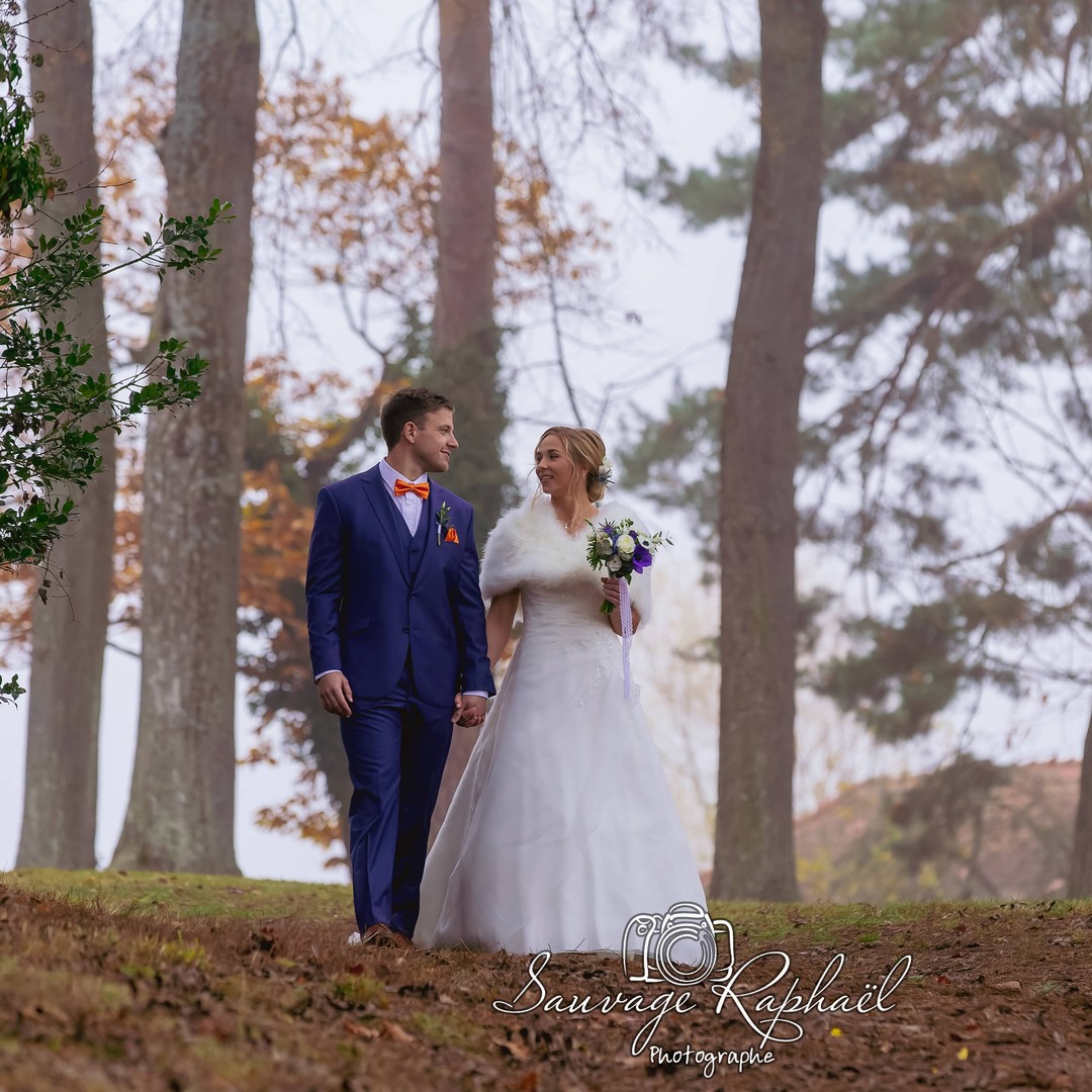 ~???~
-
J'ai terminé ma saison des mariages en beauté avec les magnifiques Laura & Jérôme qui ont bravé le brouillard ?️ et le froid ? samedi dernier pour enfin se dire OUI ?
-
De l'émotion, une bonne ambiance, des sourires à gogo, tout était réuni pour passer une superbe journée ??!! Petit extrait supplémentaire en story ?
-
Félicitations aux deux amoureux !! ???
Vous voulez en voir plus de cette journée ⁉️ Prenez vos identifiants et faites un tour sur raphael-sauvage.com ??
-
-
-
#mariage #love #autumn #autumvibes #couplegoals #photography #weddingdress #weedingcake #coupleshoot #couple #beautiful #instagood #naturelovers #photooftheday #photoshoot #picoftheday #weeddingday #husbandandwife #amour #instamoment #mariée #ambiance #firstdance #firstdanceashusbandandwife #photobooth #photocall #cute #alsace #weddingphotographer #amour