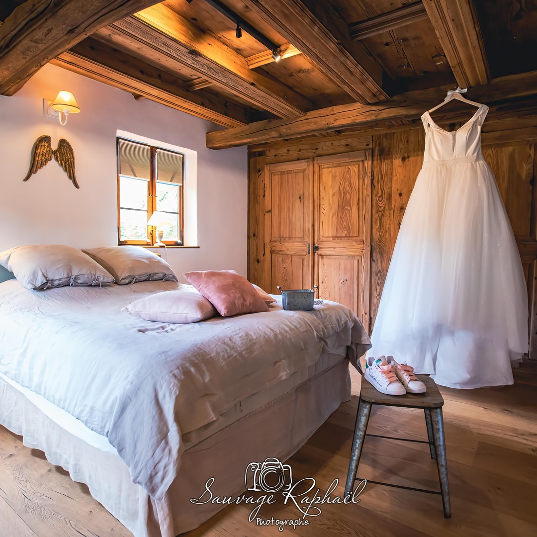 ~?✨?~
-
La préparation des mariés est une étape clé de la journée de mariage ?.
-
La coiffure, le maquillage, l'habillage, les petits détails de la robe et du costume sont capturés afin de vous laisser les plus beaux souvenirs ?.
-
Voici un petit aperçu de la préparation de Virginie et Lucas ☺️. Plus de photos encore sur ma page facebook ?.
-
-
-
#preparation #preparationmariage #weddingdress #makeup #maquillage #coiffuremariage #costumemariage #marié #mariée #stansmith #weddingshoes #custom #alliancemariage #noeudpapillon #boutondemanchette #essayage #love #souvenirs #mariage2022 #alsace #france