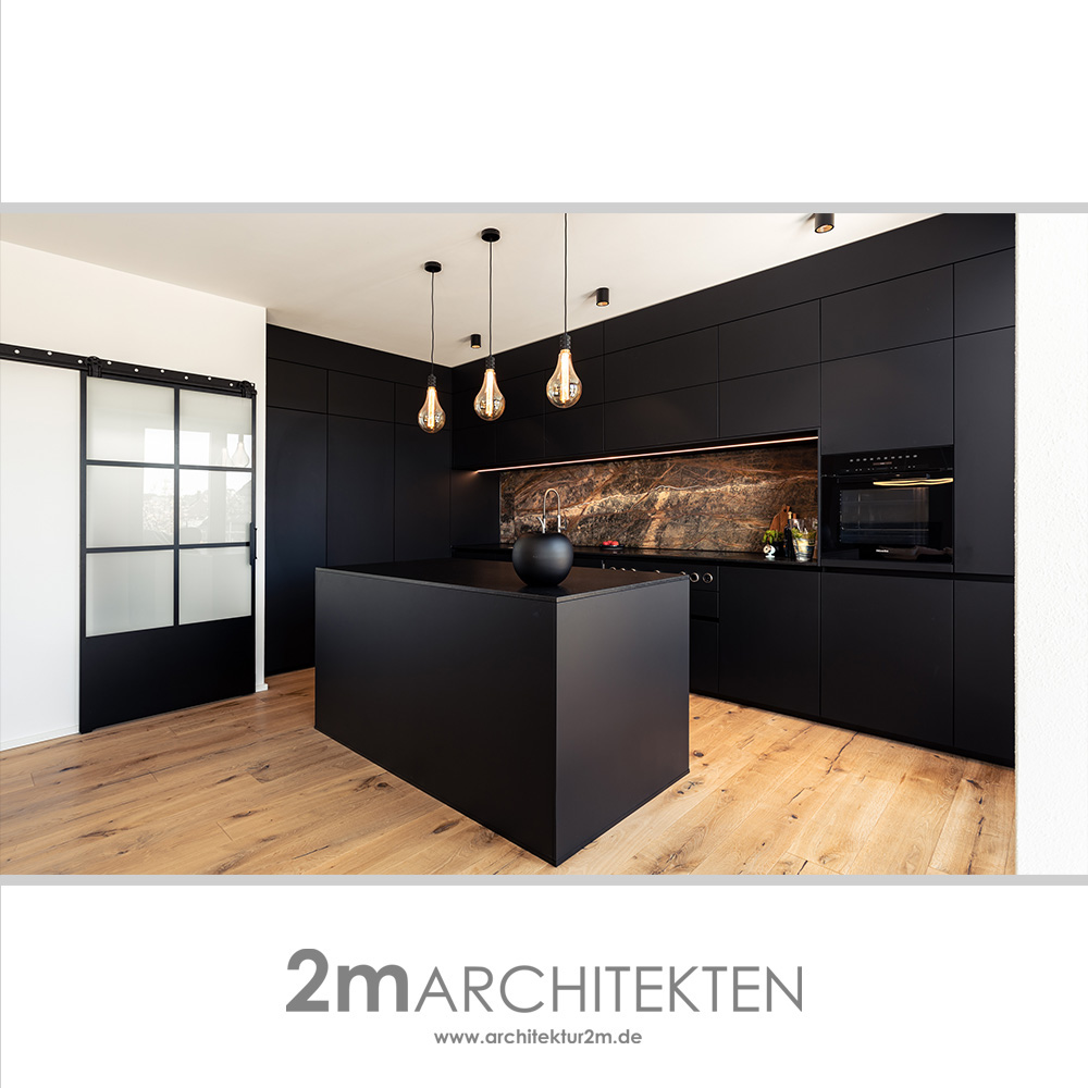 Küche
ein besonderer Blickfang ist diese 3 Meter lange Platte aus  Rainforest Naturstein als Rückwand einer ansonsten schwarzen und minimalistischen Küche.
#2marchitekten #team2mA #architektur #architektboeblingen #architekturboeblingen #architektböblingen #architekturböblingen #wohnbau #architekturfotografie #architecture #architecturelovers #realestate #baustelle #holzgerlingen #altdorfbeiböblingen #sindelfingen #boeblingen #schoenaich #stuttgart #realestatestuttgart #realestateinvesting #projektentwicklung #architektenhaus #archicad #sanierung #hausbau