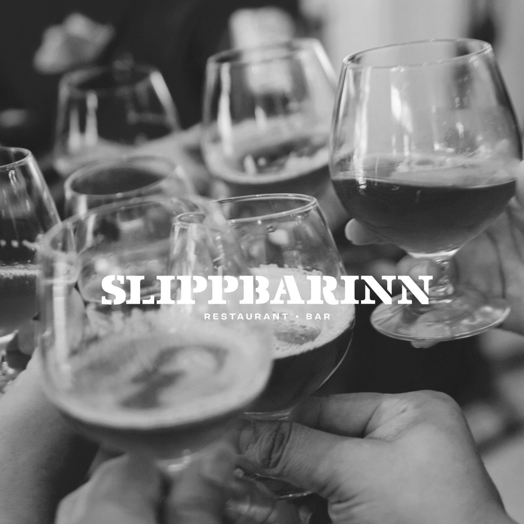 Dragðu vinahópinn með á Slippbarinn um helgina og njótið saman í notalegu andrúmslofti innan um nútímahönnun í bland við gamla tíma.
Happy Hour er alla daga frá 15-18?
Slippbarinn snýst um ógleymanleg augnablik ♥️