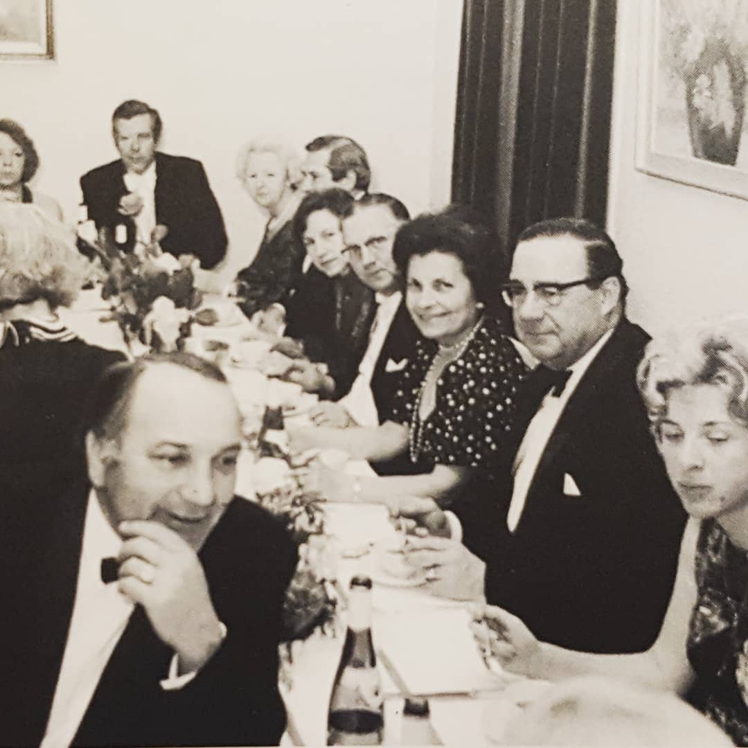 Die weltumspannende Bruderkette sorgte 1973 für dieses Photo. Ein Treffen der befreundeten Fernhill lodge aus England im Bremer Logenhaus. Für Freimaurer ist es immer wieder eine tolle Erfahrung Brüder im Ausland zu besuchen. Stellt euch vor, ihr habt in jedem Land ein Zuhause und trefft auf wahre Freundschaft zu bis dato unbekannten Menschen. Wie wäre das wohl?
#freimaurer #freemason #freimaurerbremen #herderloge #tradition #männerbund #menschenliebe #toleranz #sinnbild #gerechtigkeit #freiheit #fernhill #brüderlichkeit #miteinander #bremen