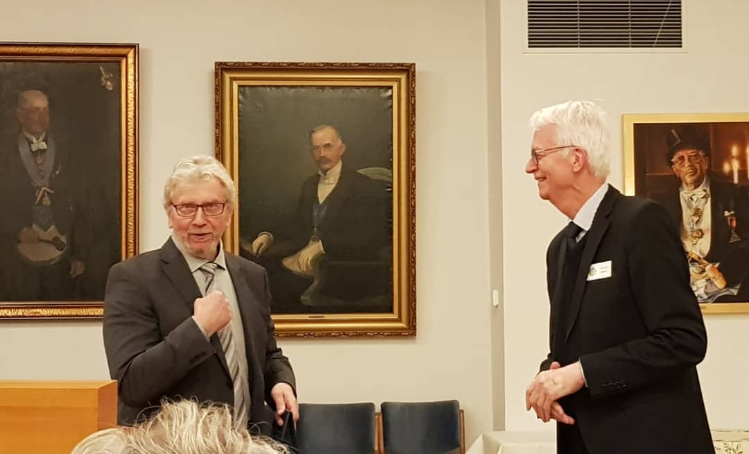Vergangene Woche konnten wir im Rahmen eines Gästeabendes einen spannenden Vortrag vom zugeordneten Großmeister der Großloge der Alten Freien und Angenommenen Maurer von Deutschland genießen. Der Vortrag befasste sich unter anderem mit der großen Frage