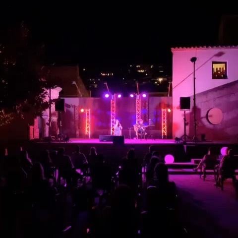 Ahir vam ser al petit @festivalbegur amb @albacarmonaoficial . Tot un plaer!
@rgb.cat @jordisuero @albertkurti @edubonet1 @gloria.castellvi #carlescomas @beguresautentic . Ens hi tornem a veure els propers dies! #culturasegura